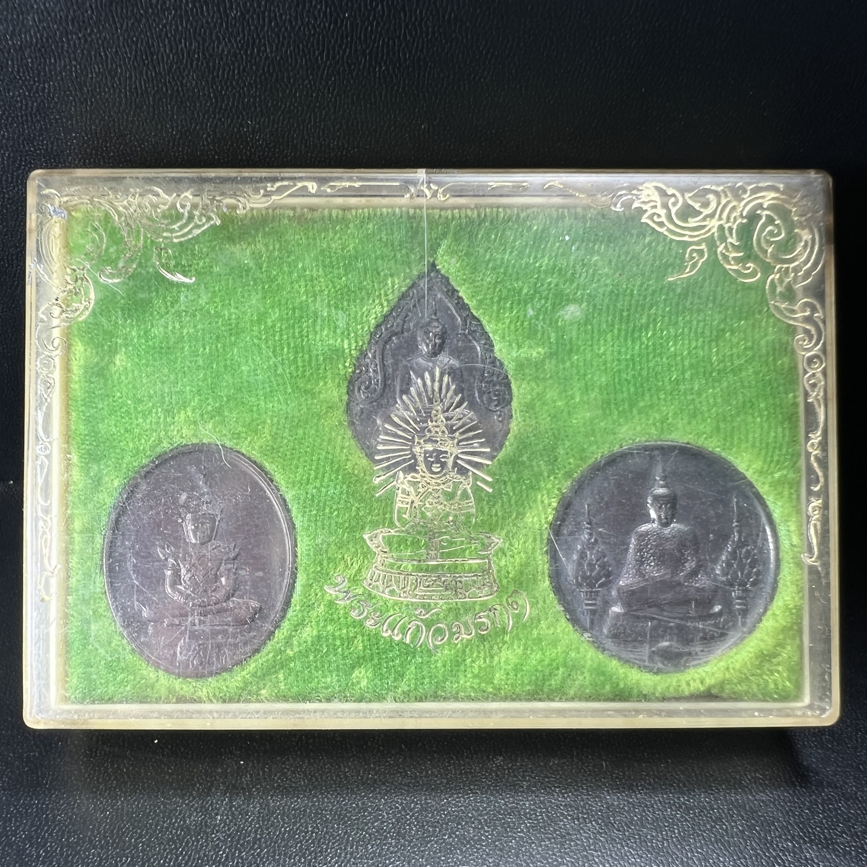 เหรียญพระแก้วมรกตหลัง ภปร. ฉลองกรุงรัตนโกสินทร์ครบ 200 ปี พ.ศ.2525 เนื้อทองแดงกล่องบรรจุเดิมครบ3พิมพ์(บล็อกพระราชศรัธา)(ในหลวงรัชกาลที่9 เสด็จในพิธี)