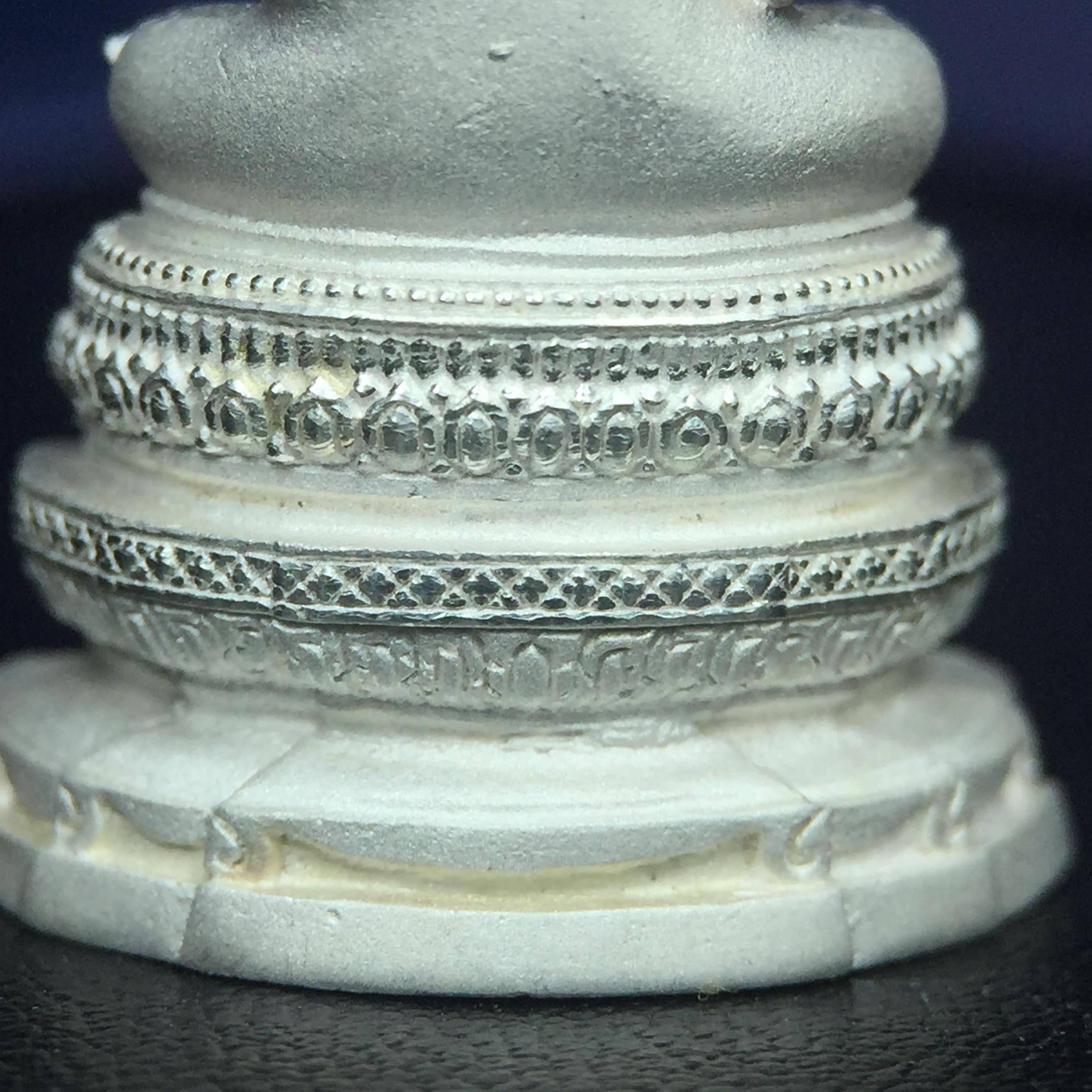 พระแก้วมรกต ภปร. ปี2547 จัดสร้างโดย รพ.ภูมิพลฯ เนื้อเงิน ลอยองค์ หน้าตัก 1/2 นิ้ว งดงามทรงคุณค่าอีกหนึ่งรุ่นยอดนิยม หายาก(1ใน3000องค์)