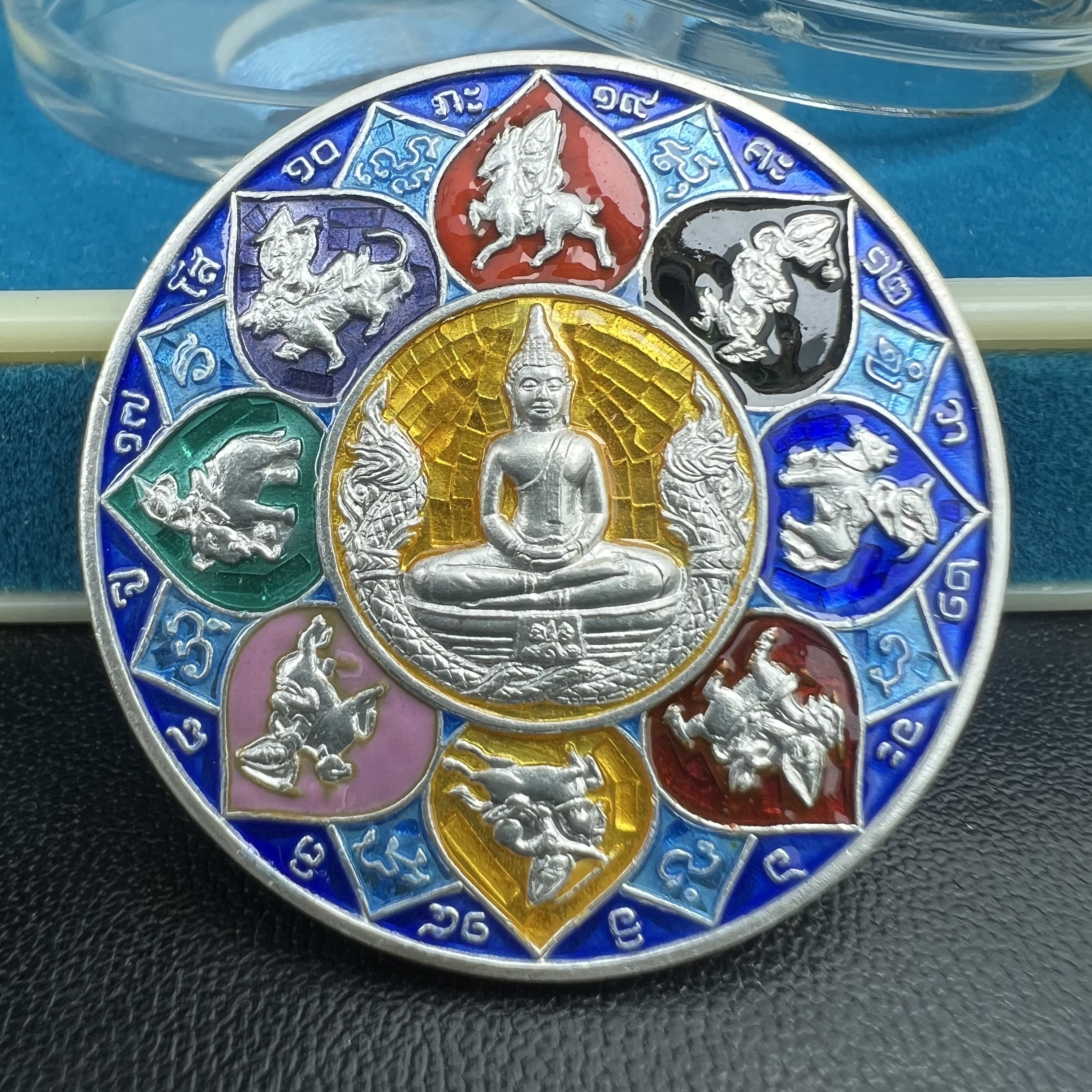 เหรียญหลวงพ่อโสธร รุ่นดวงชะตาคู่ชีวิต พิธีมหาจักรพรรดิตราธิราชครั้งยิ่งใหญ่ พิธีสวดนพเคราะห์เพื่อความเป็นสิริมงคล ปี 2547 ณ พระอุโบสถวัดโสธรวรารามวรวิหาร จ.ฉะเชิงเทรา เนื้อเงินลงยาราชาวดี ขนาด 3.2 ซม.พร้อมกล่องบรรจุเดิมสภาพสวยครบสมบูรณ์