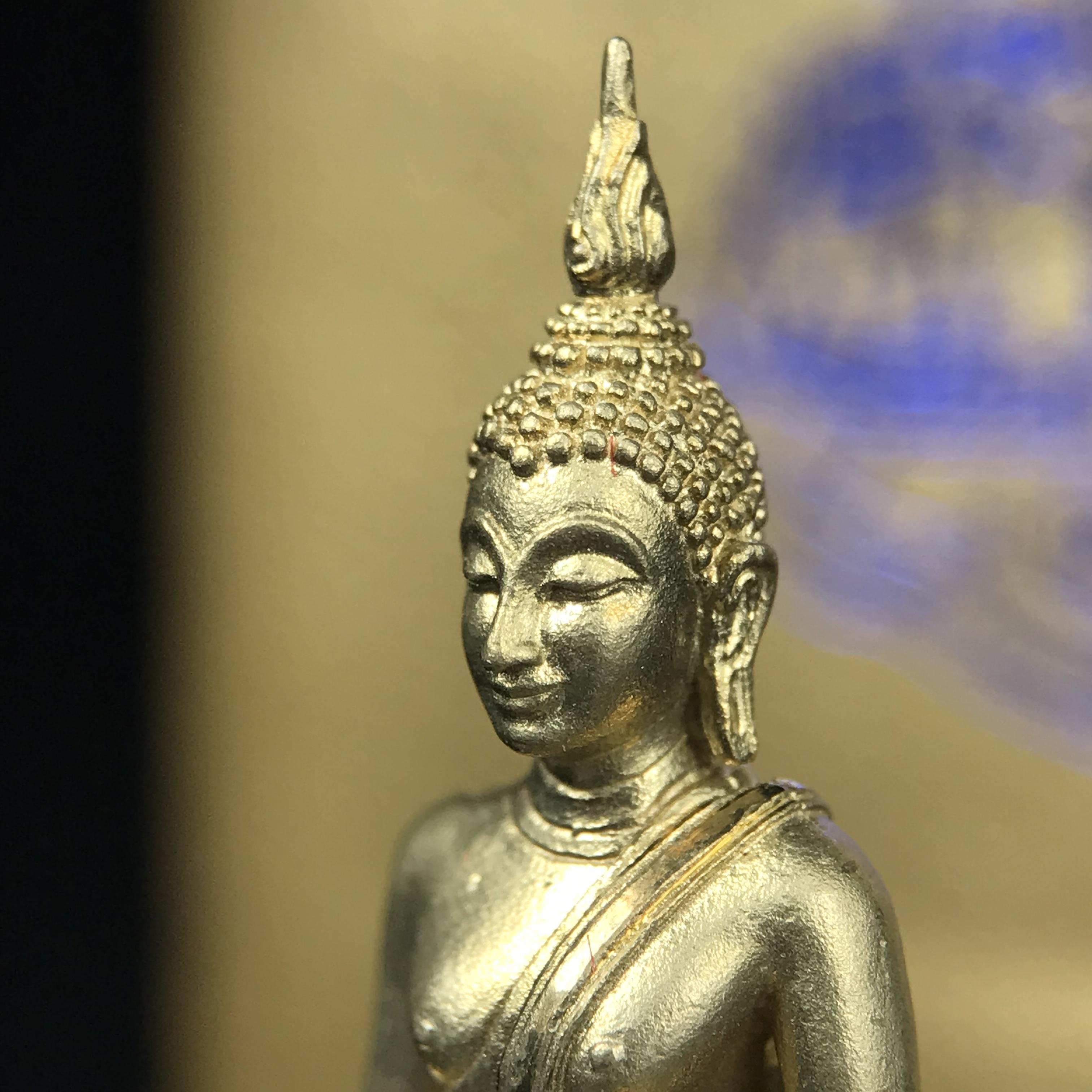 พระกริ่งพระพุทธนวราชบพิตร ตรากาญจนาภิเษกครองสิริราชสมบัติครบ 50 ปี รัชกาลที่ 9 ปี 2540 เนื้อทอง93(หายากพบเจอน้อยมาก) ขนาดสูง 3.2 ซม. พุทธศิลป์สวยงดงามและพิธีใหญ่วัดพระแก้ว(พุทธนวราชบพิตร นิมิตรหมายแห่งความสามัคคี ด้วยไมตรีแห่งองค์พระภูมิพล)