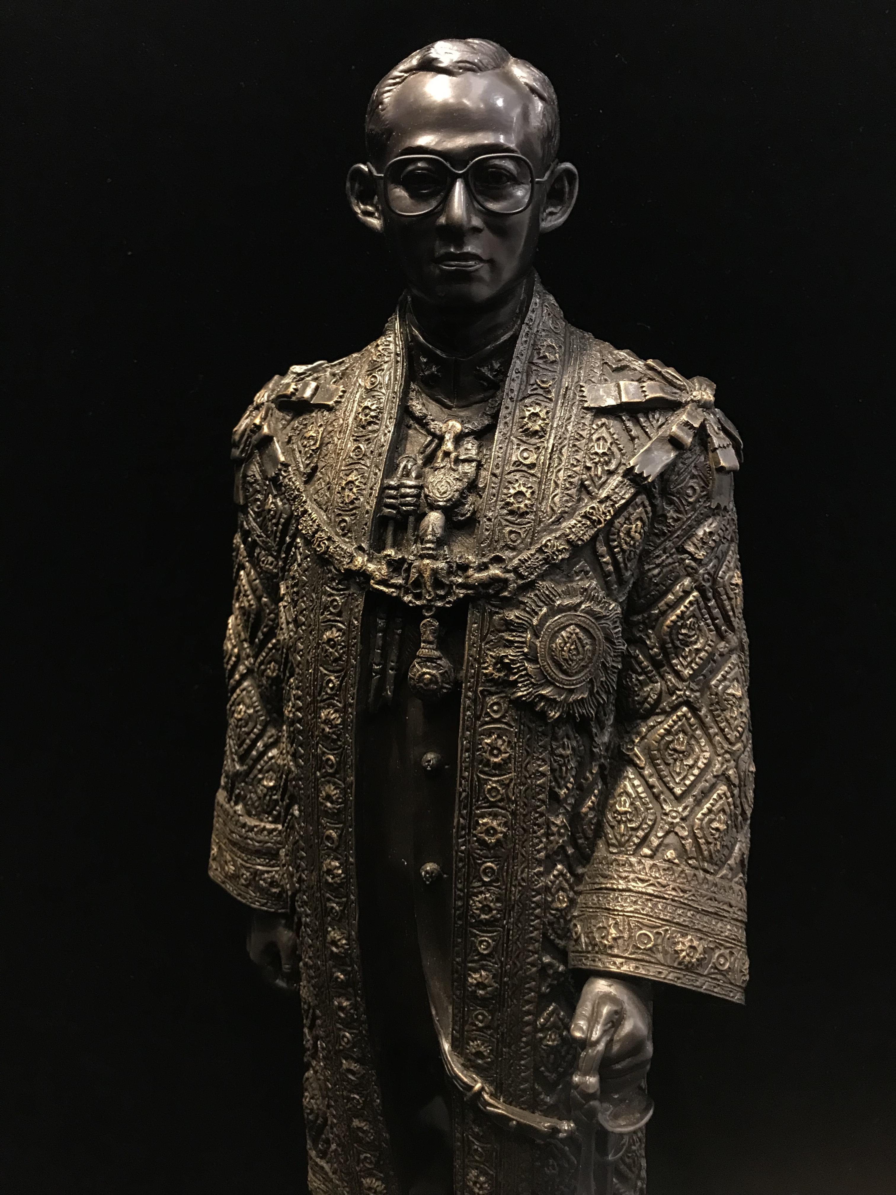 พระบรมรูปจำลองในหลวง รัชกาลที่ ๙ จัดสร้างโดย สมาคมศิษย์เก่าวิทยาศาสตร์ จุฬาลงกรณ์มหาวิทยาลัยและคณะวิทยาศาสตร์ จุฬาลงกรณ์มหาวิทยาลัย ปี2539(พร้อมกล่องบรรจุเดิมและใบรับรองจากผู้จัดสร้าง)