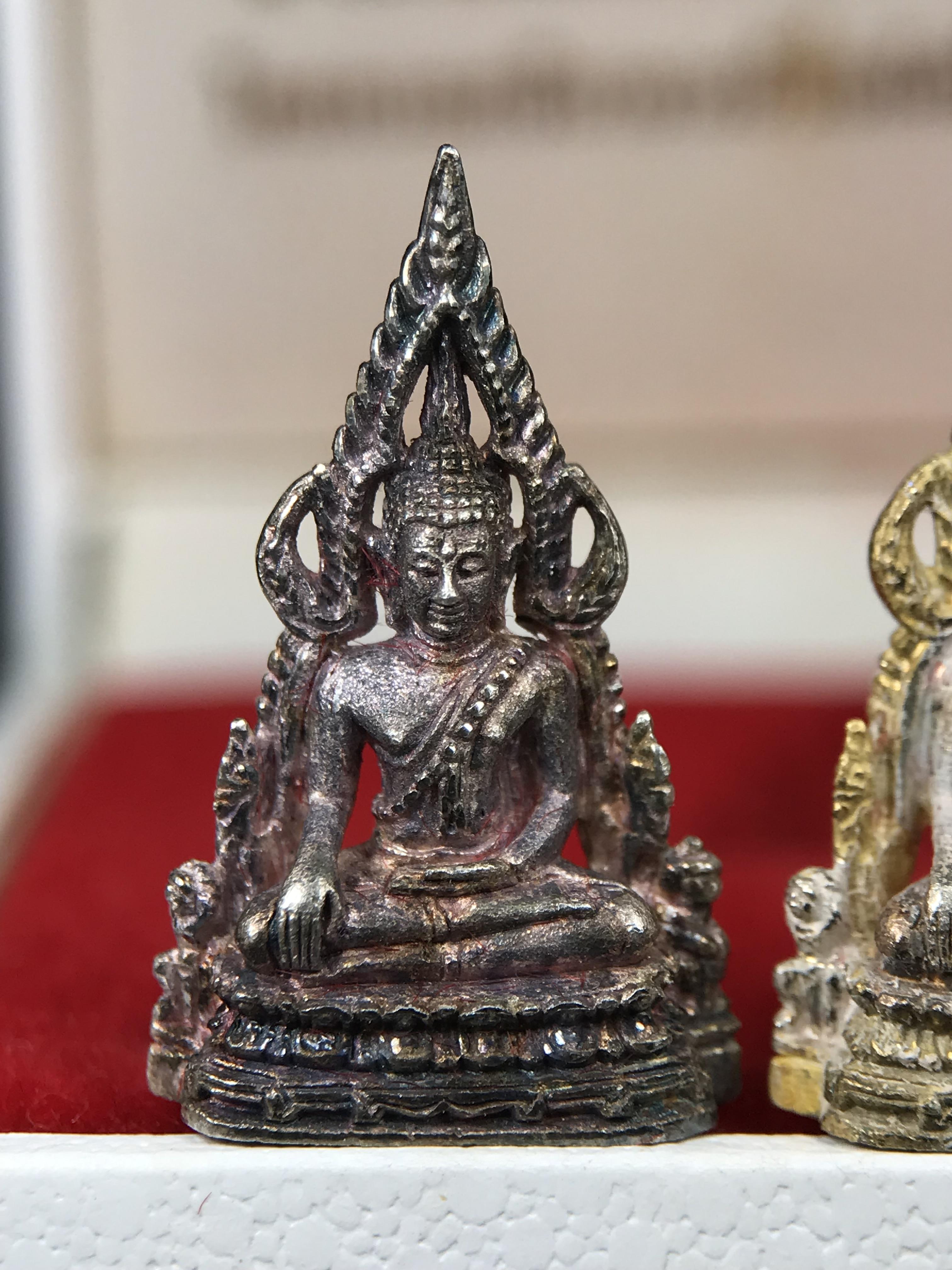 พระพุทธชินราช รุ่นมหาสิทธิโชค ปี2540 พิมพ์เล็กชุด3องค์ ขนาด 15 x 23 มม.(1.เงินสามกษัตริย์2.เงิน3.นวะ) พระดีพิธีใหญ่ พิธีพุทธาภิเษก ณ สถานที่ศักดิ์สิทธิ์เมืองพิษณุโลก ๔ ครั้ง โดยพระเกจิอาจารย์ชื่อดังทั่วประเทศ ๙๙ รูป โดยมีสมเด็จพระญาณสังวร เป็นประธานในพิธี