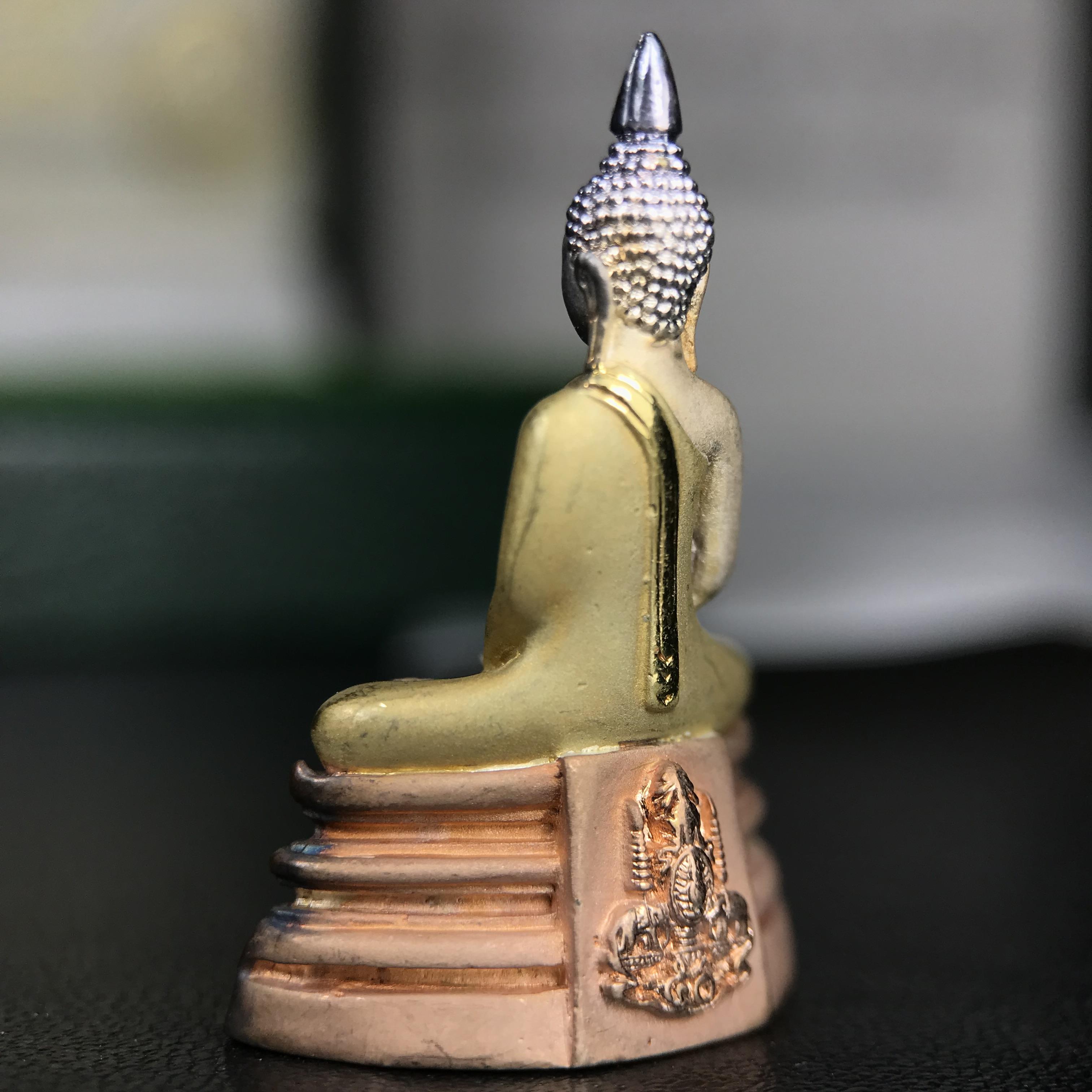 พระพุทธโสธร ภปร. รุ่นย้อนยุค สร้างพระอุโบสถ สมาคมชาวฉะเชิงเทรา จัดสร้าง ปี 2539 วโรกาสครองสิริราชสมบัติครบ 50 ปี เนื้อเงินชุบสามกษัตริย์ทรายนวลขัดเงาบางส่วน(สภาพผิวเดิม เก่าเก็บอย่าดี สวยมาก แบบนี้หายาก) พร้อมกล่องบรรจุและใบรับรองเดิมครบสมบูรณ์