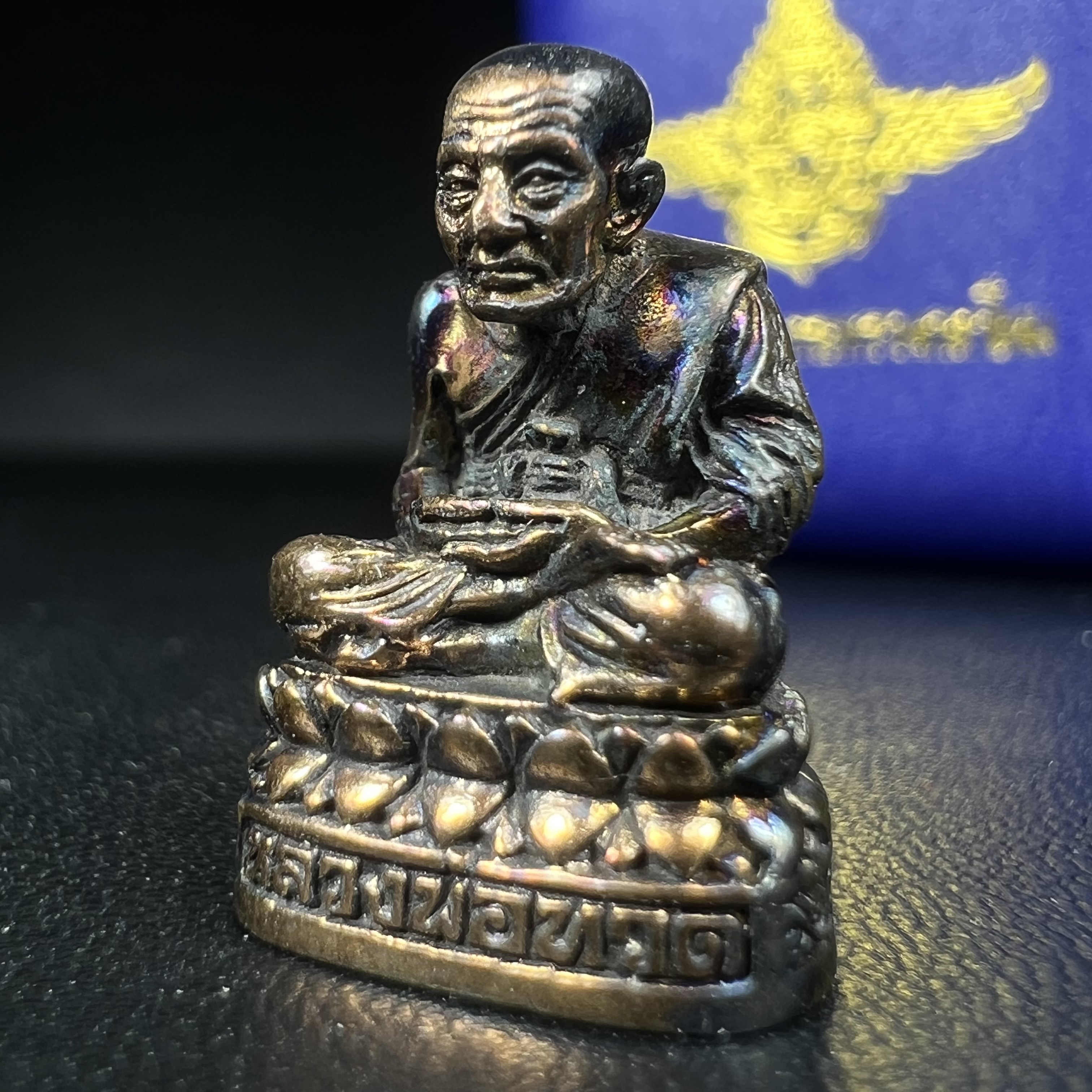 รูปเหมือนหล่อลอยองค์หลวงปู่ทวด รุ่น 111ปี กระทรวงกลาโหม เนื้อนวโลหะรมดำ-ปัดเงา ปี2540 พิธีใหญ่ เข้มขลัง นิยม พร้อมกล่องบรรจุเดิม(คัดสภาพสวยผิวเทพๆผิวรุ้งๆ)ทั้งพิธีทั้งพุทธศิลป์ทรงคุณค่าอีกหนึ่งรุ่นยอดนิยม