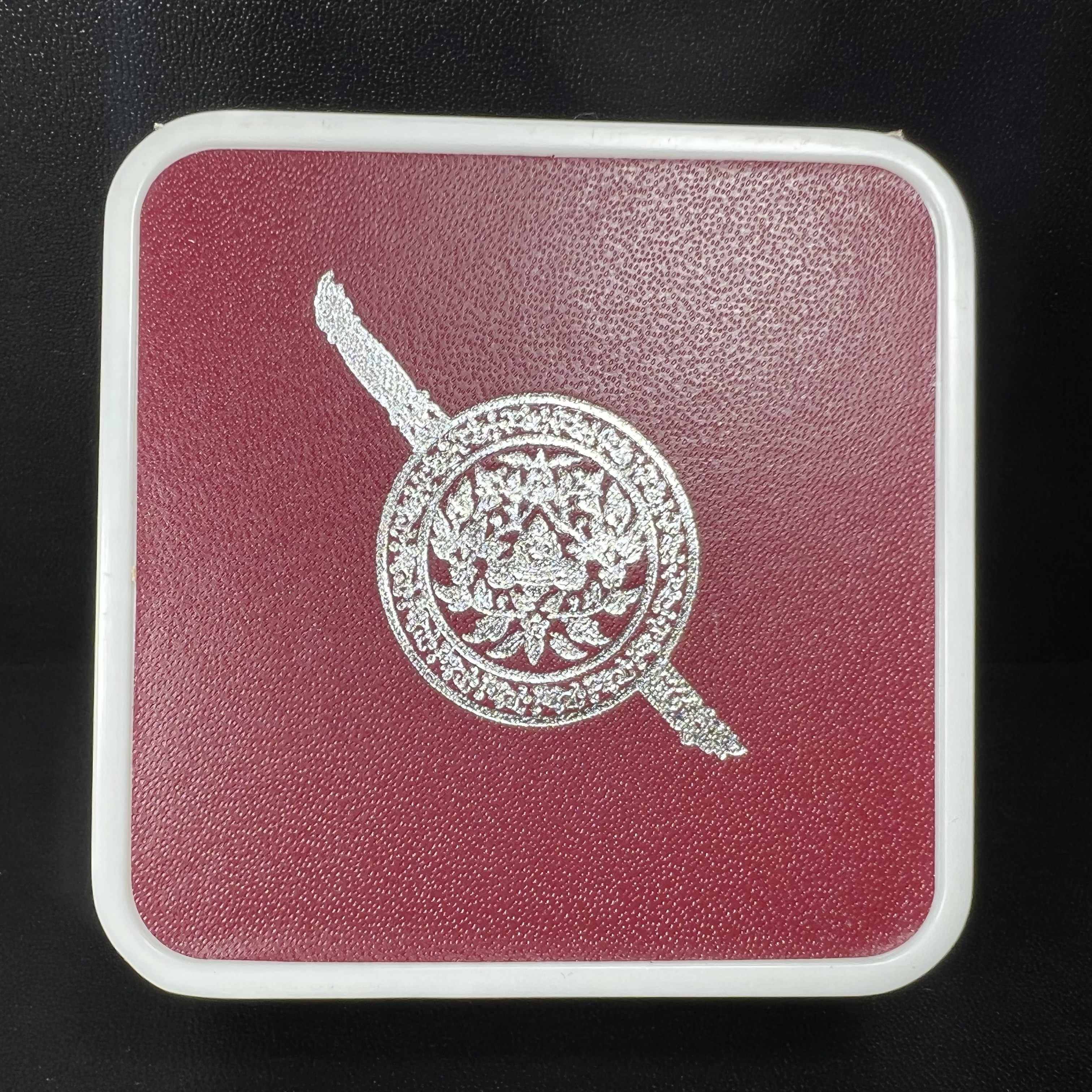 พระพุทธชินราช รุ่น ประวัติศาสตร์ มูลนิธิเพื่อตำรวจไทยจัดสร้าง ปี 2562 เนื้อเงินขัดเงา พิมพ์พระพุทธชินราช ลอยองค์ แบบจิวเวอร์รี่(ขนาดสูง 3.5 ซม.) (สภาพ สวย ซีนซองเดิม กล่องบบรรจุเดิมครบสมบูรณ์)