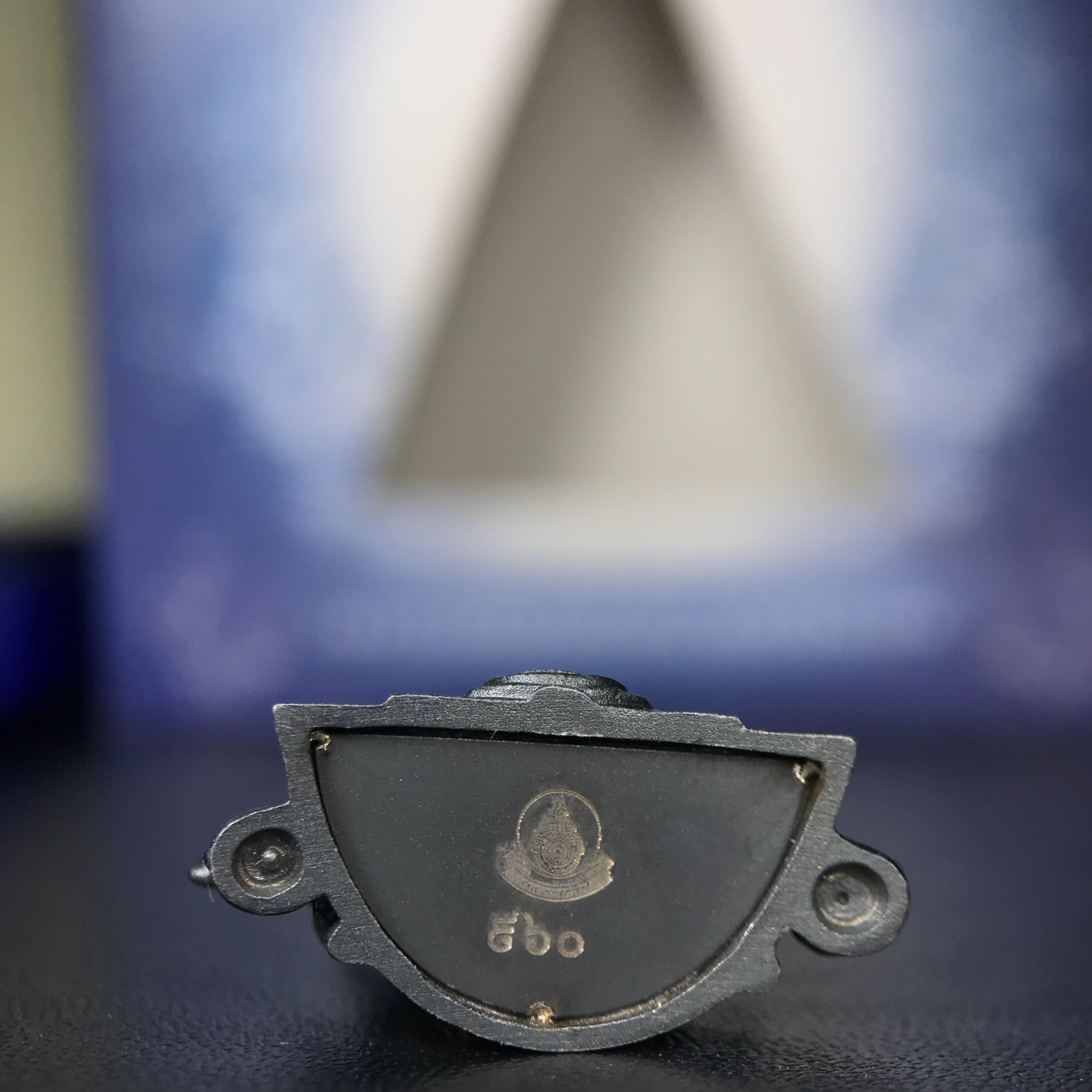 พระพุทธชินราช ภปร. โครงการ เพราะแผ่นดินนี้คือแผ่นดินเกิด เนื้อเงินชุบทองคำซุ้มรมดำ ปี2551 ขนาดหน้าตัก1/2นิ้ว(3.5*2.5 ซม.)ประกอบพิธี ณ พระอุโบสถ วัดพระศรีรัตนศาสดาราม(วัดพระแก้ว)และพระวิหารวัดพระศรีรัตนมหาธาตุวรมหาวิหาร(จ.พิษณุโลก)(สวยงามหายาก)1ใน5000องค์