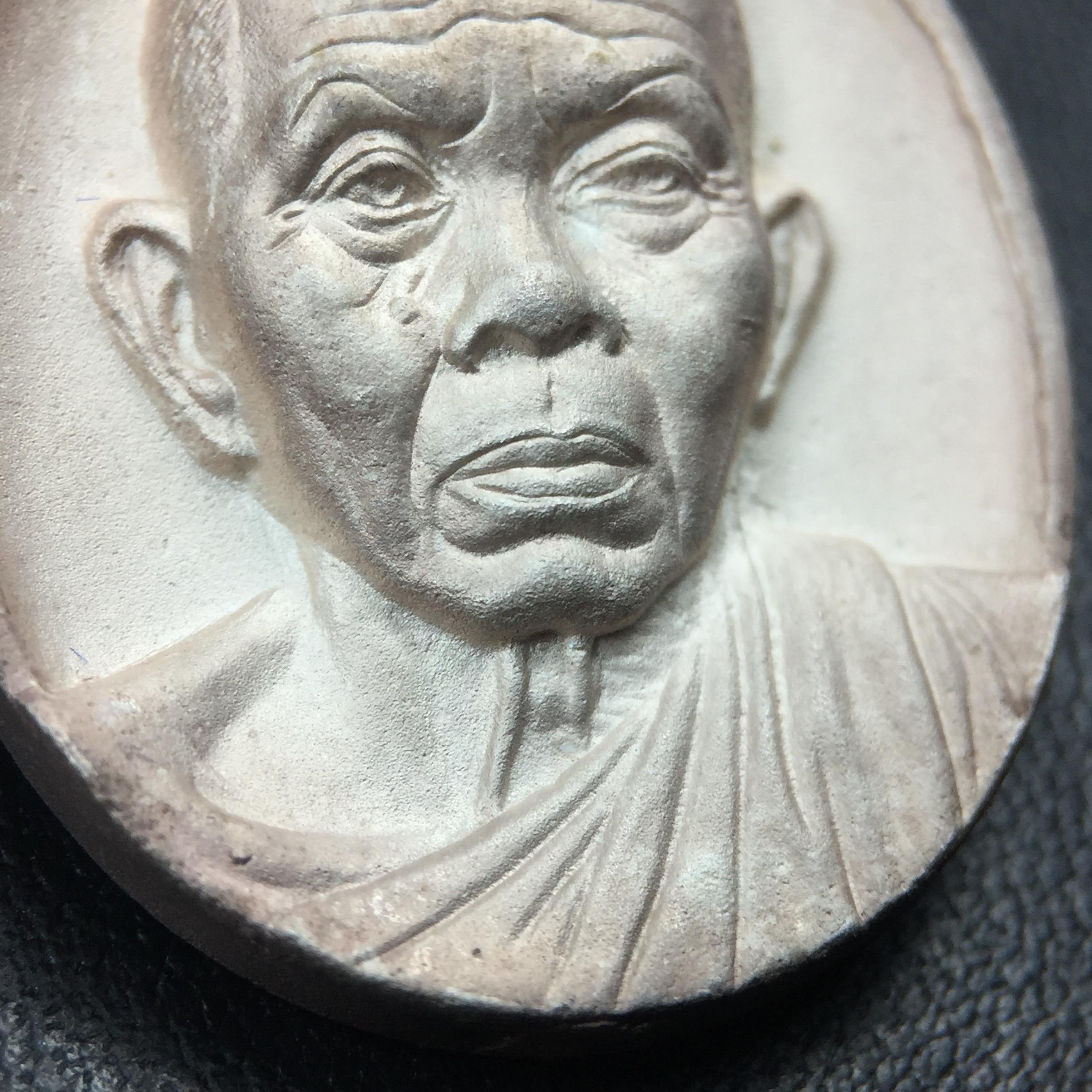 เหรียญรูปเหมือนพระญาณวิทยาคมเถร (หลวงพ่อคูณ ปริสุทโธ)ชุดกาญจนาภิเษกครองราชย์ครบ 50 ปี เนื้อเงิน วัดบวรนิเวศวิหาร ปี พ.ศ. 2538(จัดสร้างได้เหมือนหลวงพ่อคูณมาก มีรายละเอียดและความคมชัดสูง ลูกศิษย์ท่านไม่ควรพลาด วิจิตรศิลป์และพุทธศิลป์งดงาม)พิธีใหญ่