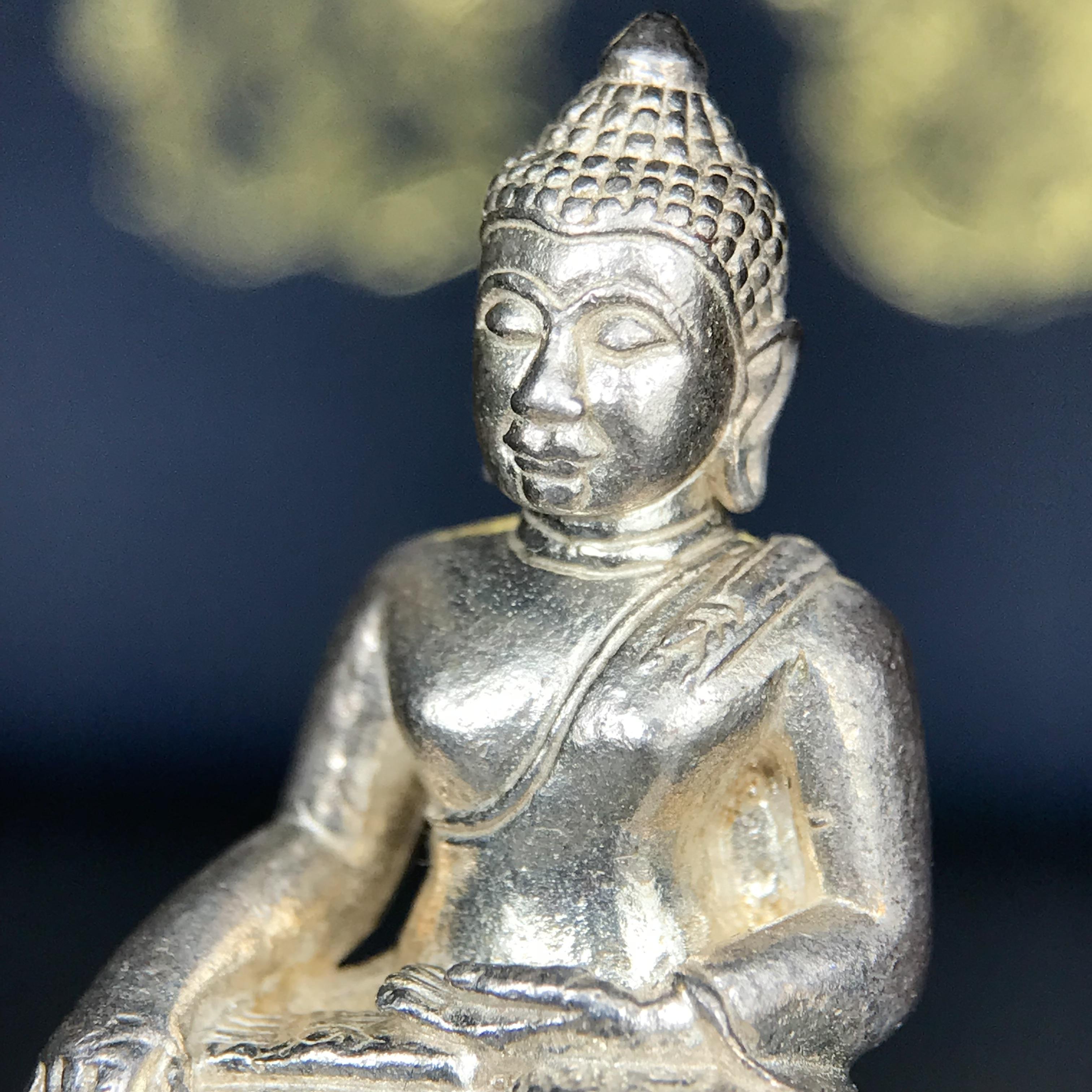 พระกริ่งพระพุทธนรสีห์ จปร.+ภปร. ครบรอบ 100 ปี ธนาคารไทยพาณิชย์ ปี 2550 พระกริ่งเนื้อเงิน(หายาก)(พุทธศิลป์งดงาม)ด้านหน้าฐานประดับด้วยตราสัญลักษณ์ "จปร" และ "ภปร" (องค์เนื้อเงินสร้างน้อย พบเจอน้อยหายาก)1 ใน 2500 องค์