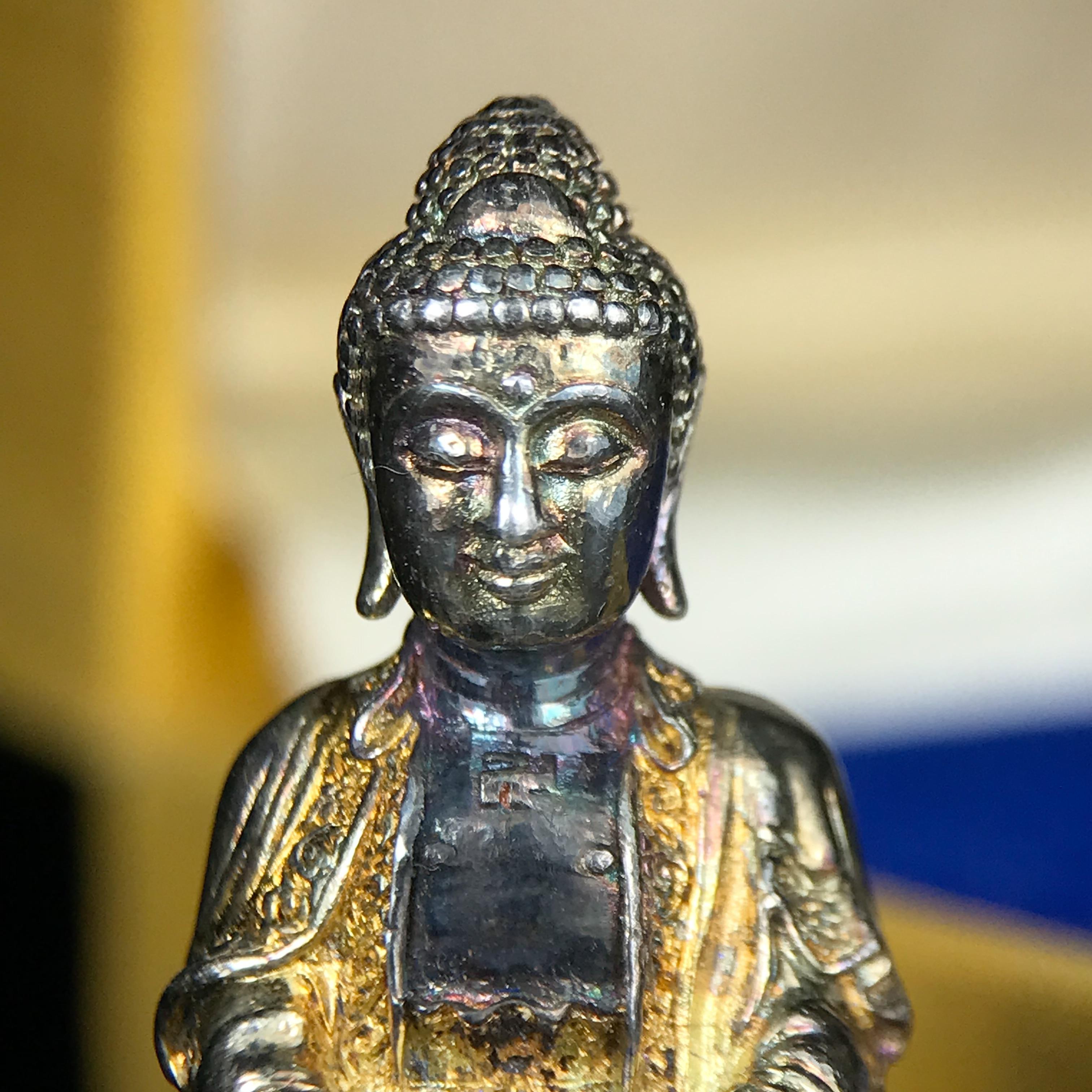 พระกริ่งจีน "ต้าเยิ่นถะ" ชุดกาญจนาภิเษกครองราชย์ 50 ปี วัดบวรนิเวศวิหาร ปี 2538 เนื้อเงินสามกษัตริย์ 99.99% สูง 3.8 ซม. (สภาพผิวสวยเดิมติดรุ้งๆ พิธีใหญ่ พุทธศิลป์งดงาม) สภาพสวยเดิมพร้อมกล่องบรรจุเดิม ***ตอกโค๊ดหมายเลข ๖๒๙๒***