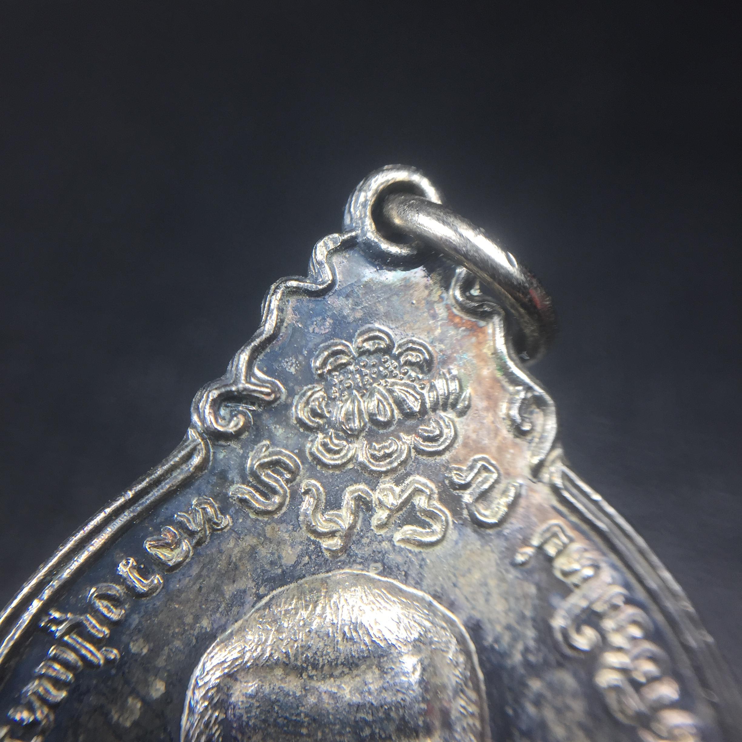 หลวงปู่แหวน วัดดอยแม่ปั๋ง รุ่นสร้างตึกโรงพยาบาล ปี 2521 หลัง ภปร.(ใหญ่) เนื้อกะไหล่เงิน(คัดสวยสภาพผิวเดิมสวยครบสมบูรณ์)