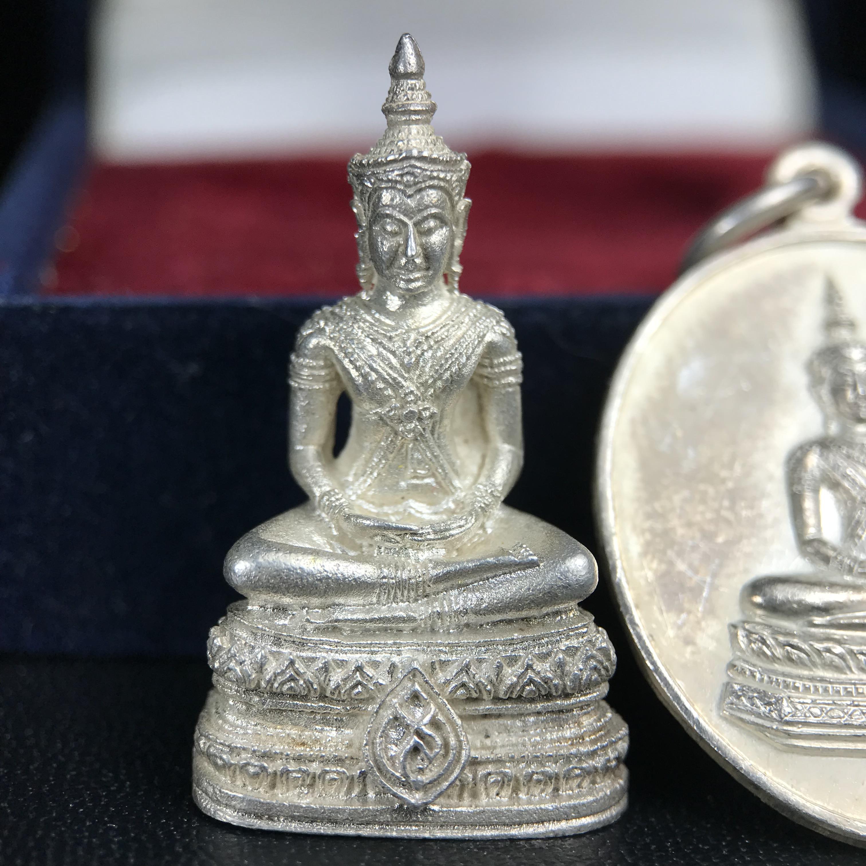 พระวาสนะเวศม์ พร้อมเหรียญ ชุดกรรมการ เนื้อเงิน(หายากพบเจอน้อย) สร้างในโอกาสสมเด็จย่าทรงเปิดสถานสงเคราะห์คนชรา 8 พฤษภาคม ปี 2530 กรมประชาสงเคราะห์จัดสร้าง พิธีปลุกเสก วัดบวรนิเวศวิหาร