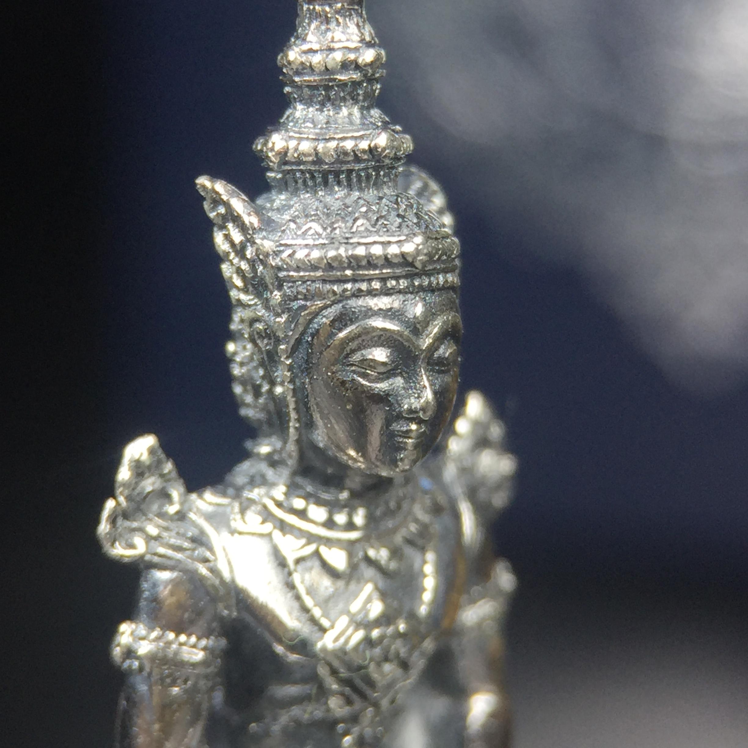 พระแก้วมรกต กรมสรรพสามิตจัดสร้างขึ้นเนื่องในโอกาสครบรอบ 64 ปีของกรมสรรพสามิต และเนื่องในวโรกาสที่พระบาทสมเด็จพระเจ้าอยู่หัวทรงครองราชย์ครบ 50 ปีในปีกาญจนาภิเษก เมื่อ พ.ศ.2539 เนื้อเงินรมดำขัดเงาพร้อมกล่องบรรจุเดิม