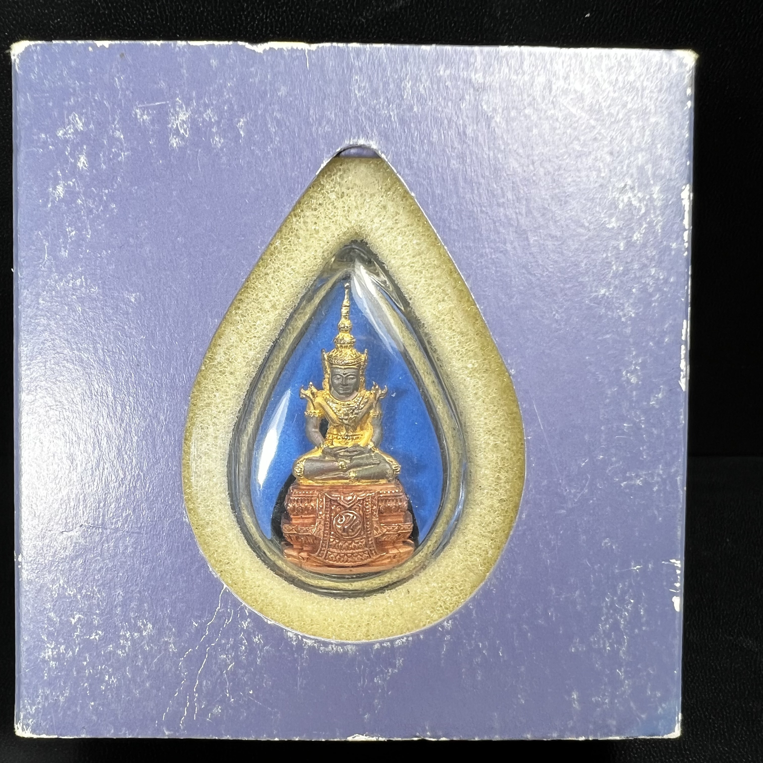 พระแก้วมรกต ภปร. ปี 2547 จัดสร้างโดยโรงพยาบาลภูมิพลอดุลยเดช เนื้อเงิน(3 กษัตริย์) ลอยองค์ หน้าตัก 1/2 นิ้ว สูง 3.7 ซม.พิธีมหามังคาภิเษก ณ พระอุโบสถวัดพระศรีรัตนศาสดาราม(วัดพระแก้ว) งดงามทรงคุณค่าอีกหนึ่งรุ่นยอดนิยม หายาก(องค์หมายเลข ๑๔๖๖)ผิวเดิมติดรุ้งสวย