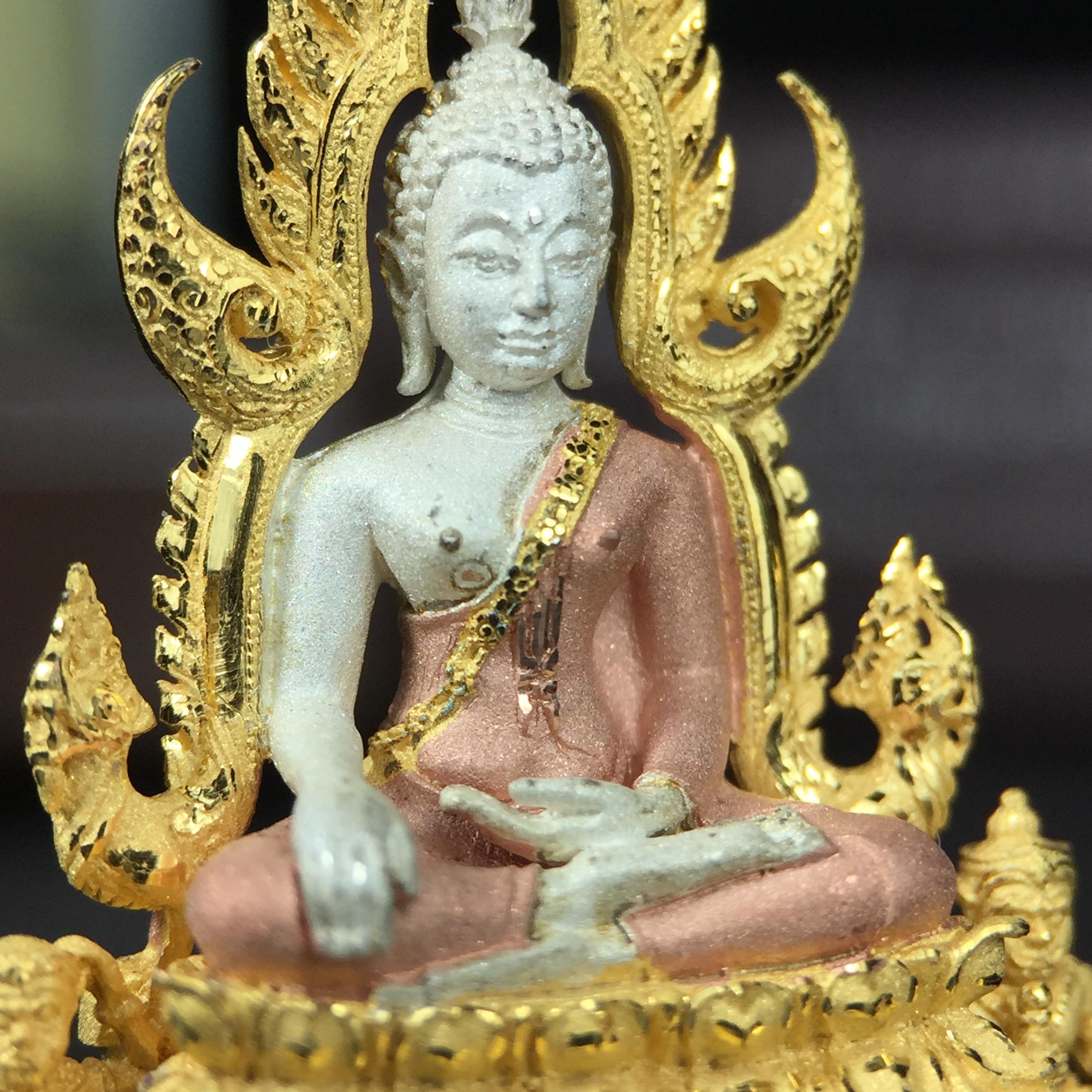 พระพุทธชินราช ภปร. โครงการ "เพราะแผ่นดินนี้ คือ แผ่นดินเกิด" ปี2548(รุ่นแรก) ลอยองค์ หน้าตัก 1/2 นิ้ว เนื้อเงินสามกษัตริย์ พุทธศิลป์งดงามทรงคุณค่า รุ่นยอดนิยม