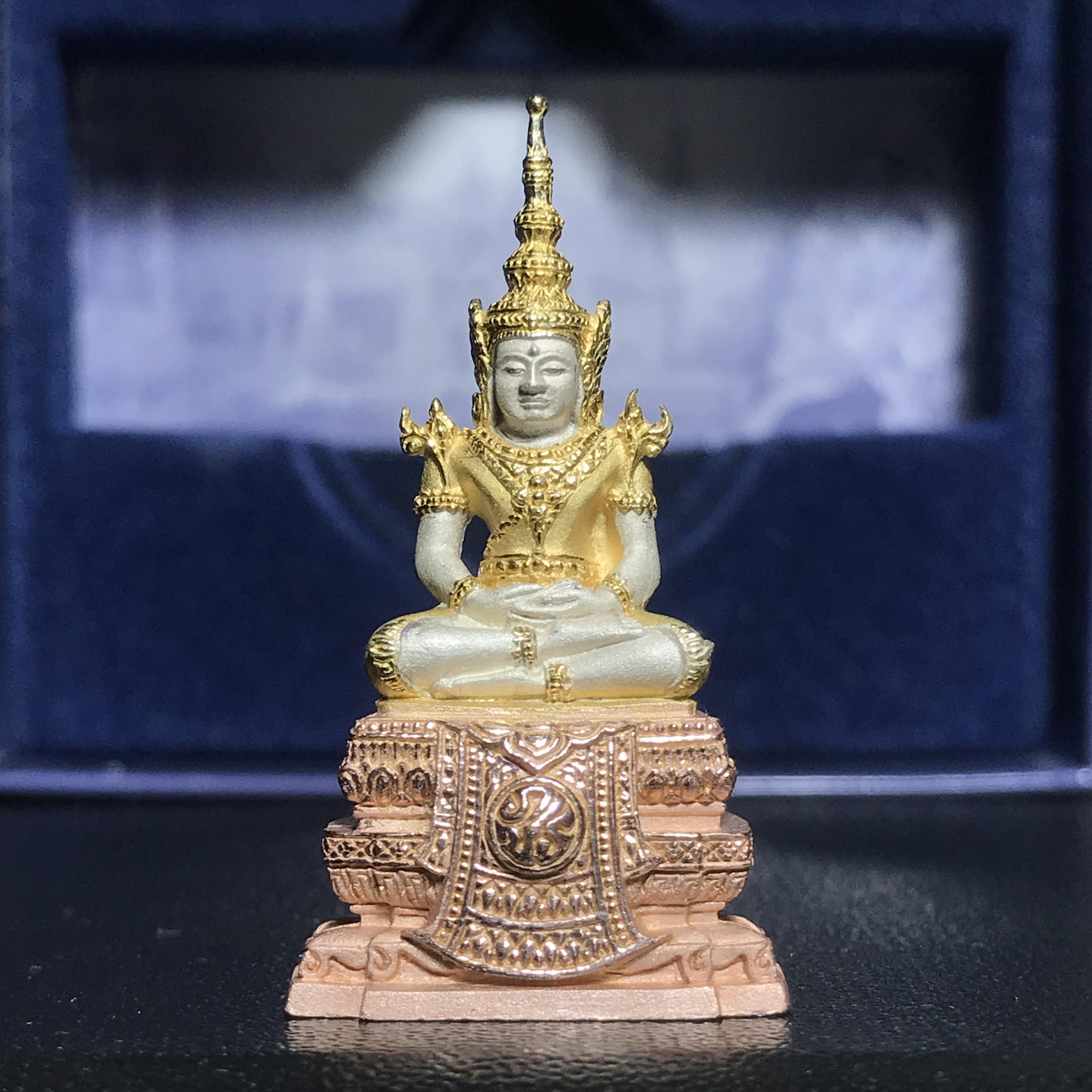 พระแก้วมรกต ภปร. ปี2547 จัดสร้างโดย รพ.ภูมิพลฯ เนื้อเงิน (3 กษัตริย์)ลอยองค์ หน้าตัก 1/2 นิ้ว