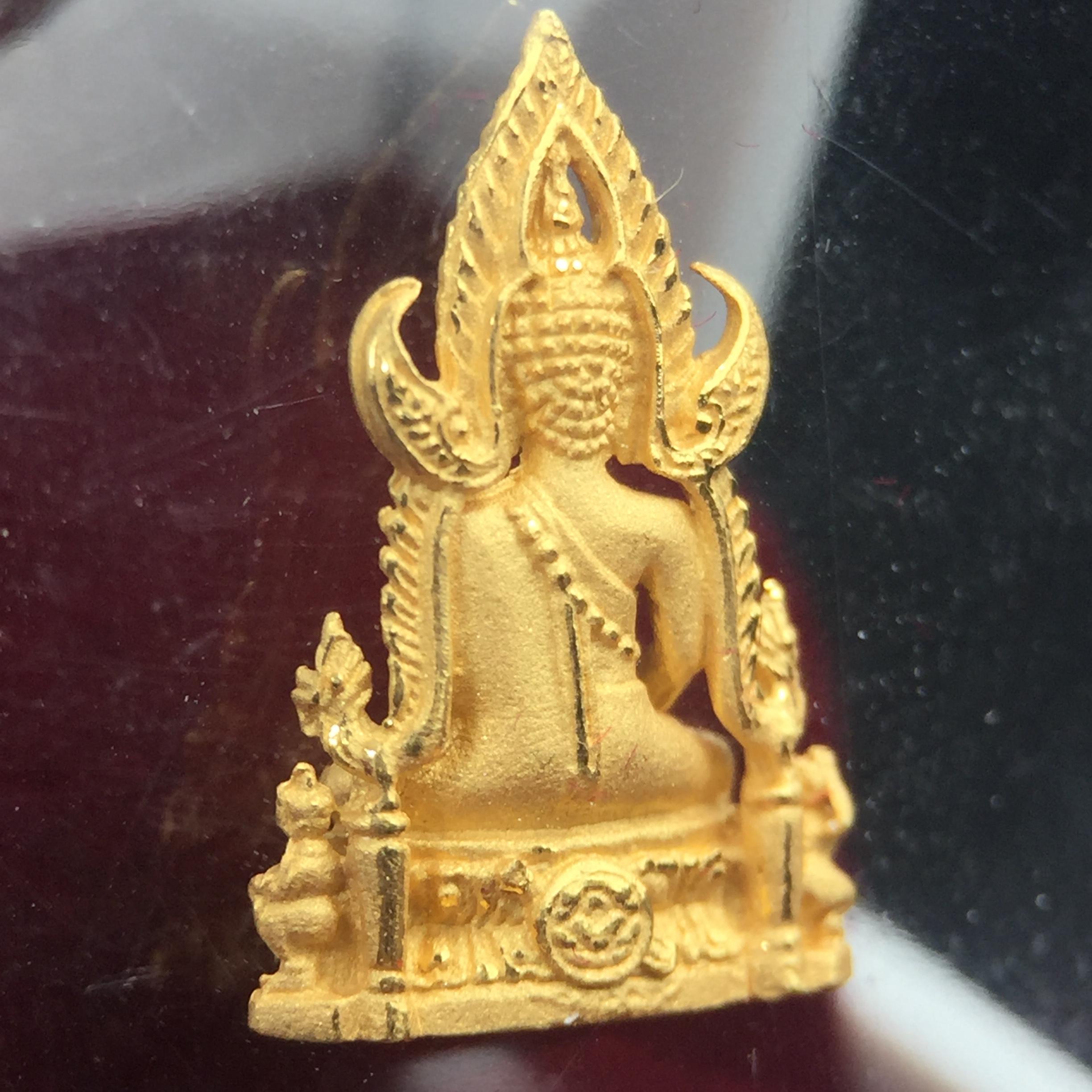 พระพุทธชินราช รุ่น ประวัติศาสตร์ มูลนิธิเพื่อตำรวจไทยจัดสร้าง ปี 2562 เนื้อทองคำขัดเงา พิมพ์ลอยองค์จิ๋ว(ขนาดสูง 1.5 ซม.) (สภาพ สวย ซีนซองเดิม กล่องบรรจุเดิมครบสมบูรณ์)