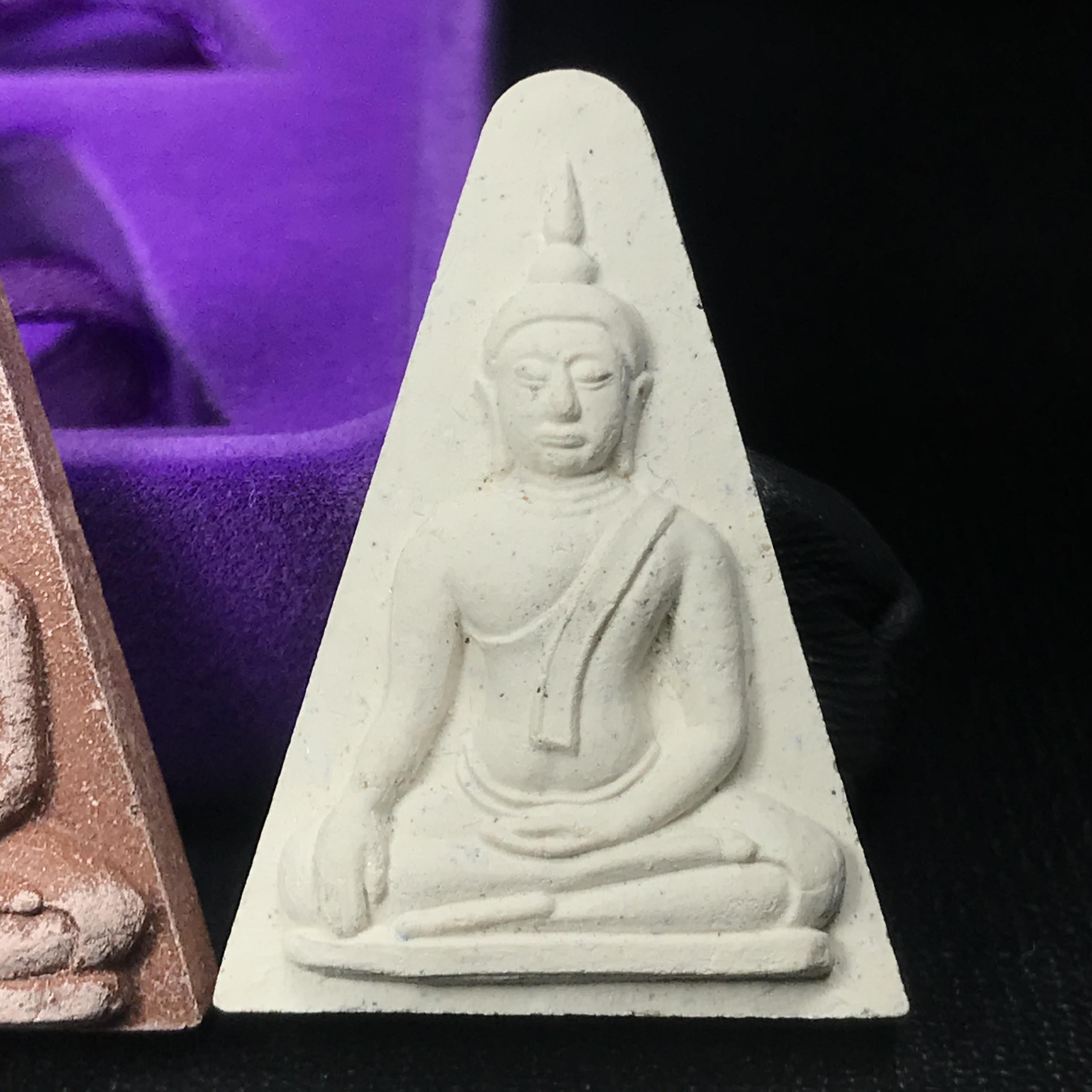 พระนางพญาเสน่ห์จันทร์ สธ. สร้างในวโรกาสทรงเจริญพระชนมายุ 50 พรรษา สมเด็จพระเทพฯ พ.ศ.2548 ชุดพิเศษ (1 ใน 5000 ชุด)หายาก