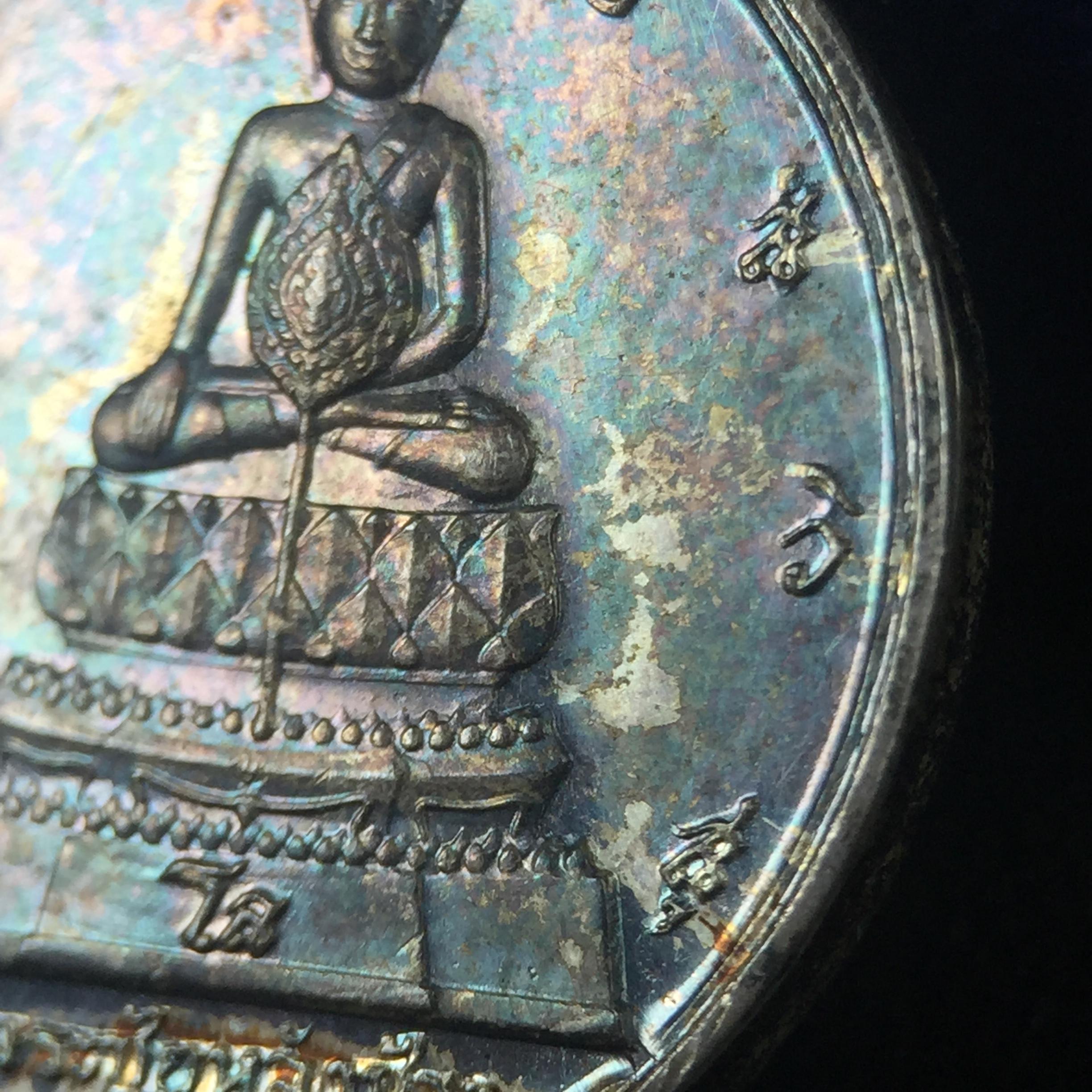 เหรียญพระชัยหลังช้าง ภปร. ครบ 5 รอบ ในหลวงรัชกาลที่9 พ.ศ.2530 พิมพ์เล็ก เนื้อเงิน(หนัก 2 สลึง)(สภาพผิวเดิมขึ้นสีรุ้งธรรมชาติสวยมาก)หายาก สภาพสวยเดิมพร้อมกล่องบรรจุเดิมครบสมบูรณ์(พิธีใหญ่ รุ่นยอดมนิยม)