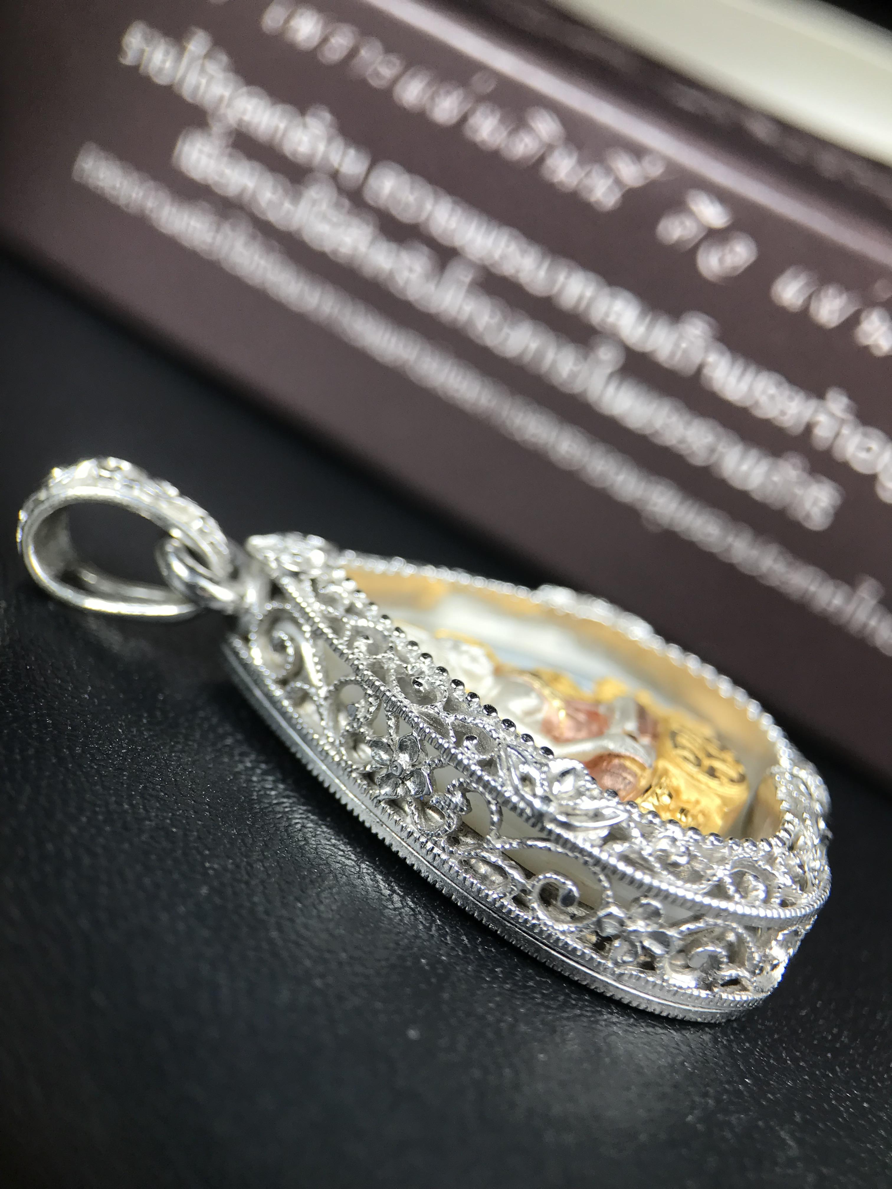 พระพุทธชินราช ภปร. โครงการ "เพราะแผ่นดินนี้ คือ แผ่นดินเกิด" ปี 2548(รุ่นแรก) เหรียญทรงใบโพธิ์ ขนาด 21 x 29 มม. เนื้อเงินสามกษัตริย์ องค์พระชุบสามกษัตริย์ ล้อมด้วยกรอบเงินชุบทองคำขาวสลักเสลาเป็นลวดลายละเอียดอ่อน ส่วนพื้นองค์พระเป็นเปลือกหอยมุข