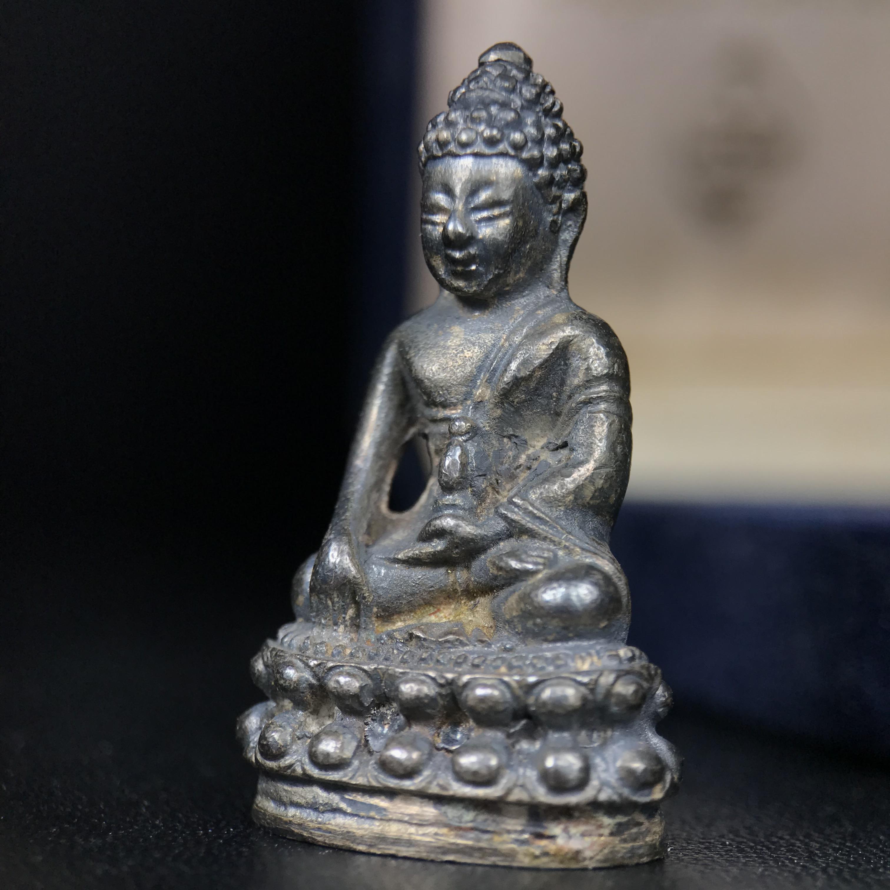 พระกริ่งศาสดา ภปร. วัดบวรนิเวศวิหาร ปี 2532 จัดสร้างในโอกาสสองทศวรรษรามาธิบดี เพื่อศูนย์การแพทย์สิริกิติ์ เนื้อเงิน(ผิวเดิมกลับดำสวยงาม) (พิธีใหญ่ มวลสารมงคล สวยงามเข้มขลัง)สมเด็จพระญาณสังวร สมเด็จพระสังฆราชฯเสด็จเททอง