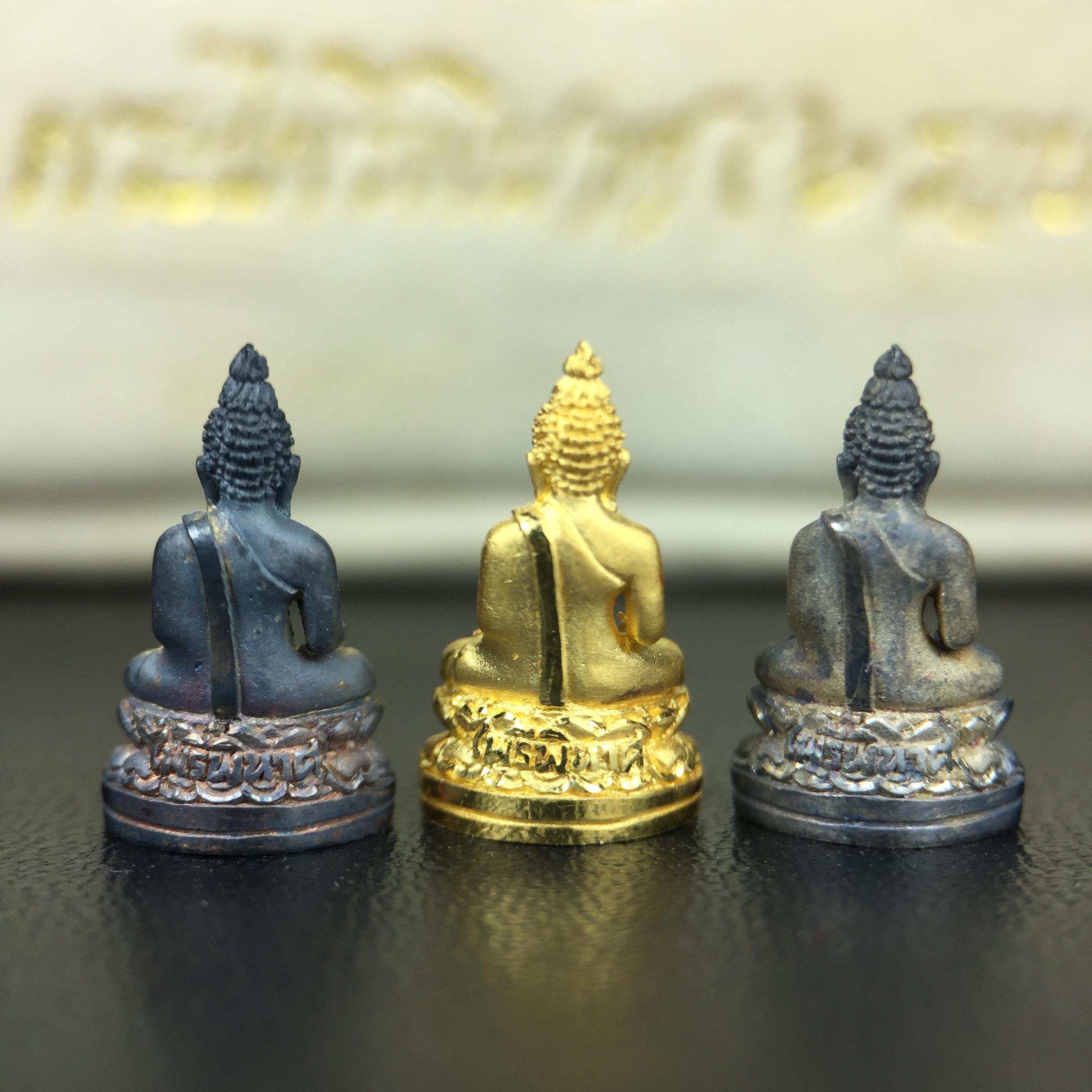 พระไพรีพินาศ วัดบวรนิเวศวิหาร รุ่นมหามงคล 72 พรรษา (6 รอบ) ในหลวงรัชกาลที่9 ปี2542 ชุดทองคำพิมพ์เล็ก ชุด 3องค์ ประกอบด้วย(เนื้อทองคำบริสุทธิ์ 99.99%+เนื้อเงินแบบสามกษัตริย์+เนื้อเงินแบบพ่นทรายนวลขัดเงาบางส่วน)(สวยครบสมบูรณ์)1 ใน 2000 ชุด หายาก