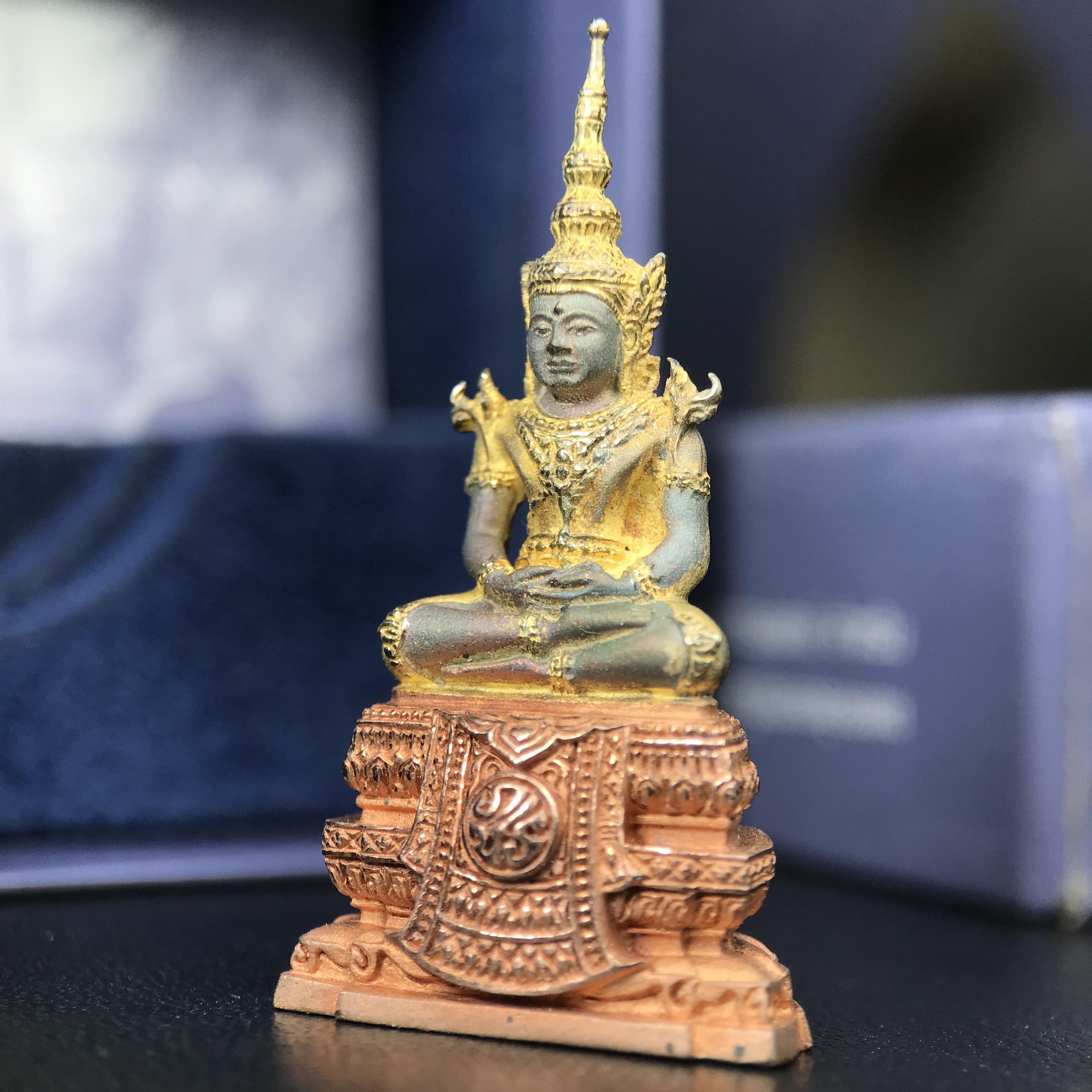 พระแก้วมรกต ภปร. ปี 2547 จัดสร้างโดยโรงพยาบาลภูมิพลอดุลยเดช เนื้อเงิน(3 กษัตริย์) ลอยองค์ หน้าตัก 1/2 นิ้ว สูง 3.7 ซม.พิธีมหามังคาภิเษก ณ พระอุโบสถวัดพระศรีรัตนศาสดาราม(วัดพระแก้ว) งดงามทรงคุณค่าอีกหนึ่งรุ่นยอดนิยม หายาก(องค์หมายเลข ๑๔๖๖)ผิวเดิมติดรุ้งสวย