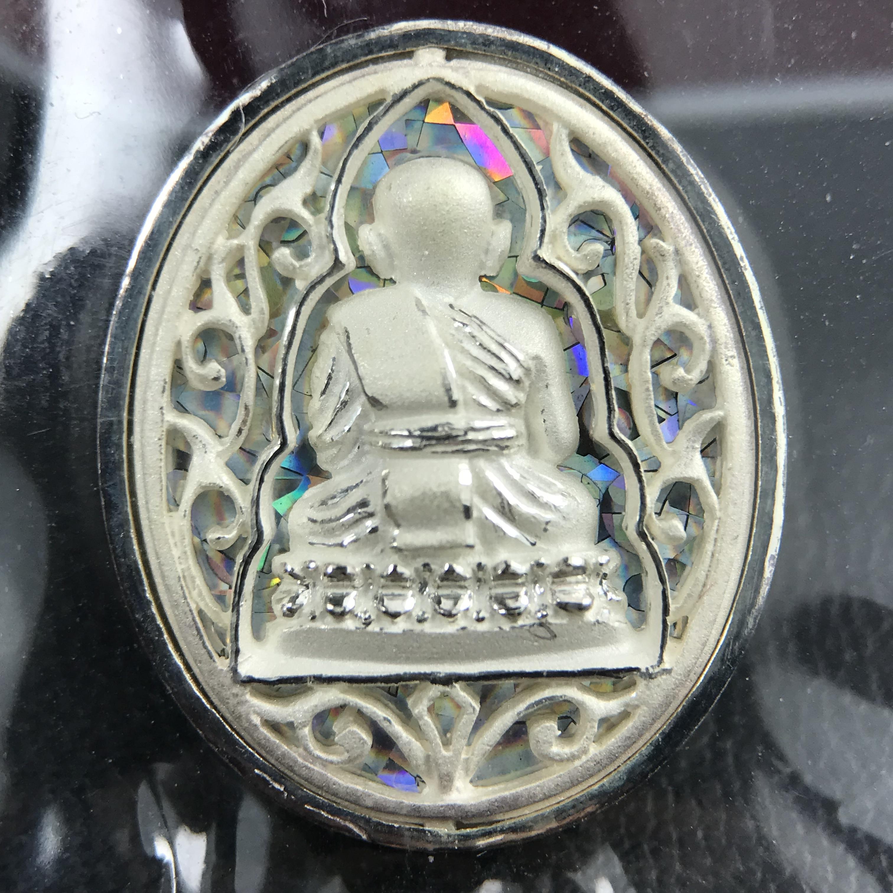 เหรียญหลวงพ่อทวด รุ่นมงคลบารมี วัดประสาทบุญญาวาส ปี 2545 เนื้อเงิน พิมพ์ทรงรูปไข่เล็ก(ขนาด 2.0*1.8 ซม.)ฉลุลายฉากพี้นหลังสีรุ้งสามมิติสวยงาม ตอกโค๊ตมีหมายเลข สภาพสวยซีนซองเดิมพร้อมกล่องบรรจุเดิมครบ***เดินทางปลอดภัยหลวงพ่อทวดคุ้มครอง****