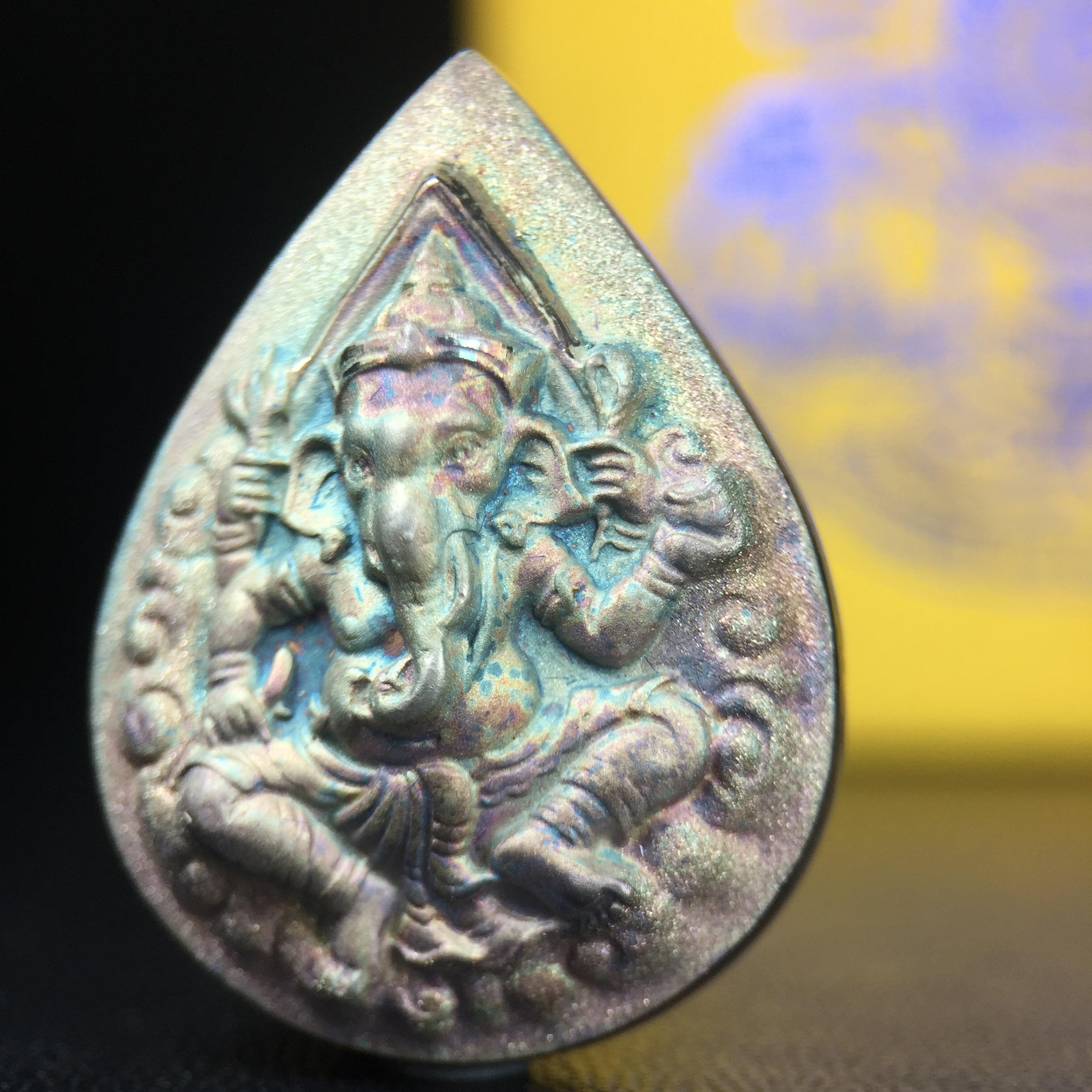 เหรียญพระพิฆเนศวร ญสส. ชุดกาญจนาภิเษกครองราชย์ 50 ปี พุทธศักราช 2538 พิมพ์ใหญ่(2.9 ซม.) เนื้อเงินผิวเดิมกลับดำขึ้นสีรุ้งเข้มขลังงดงามธรรมชาติสร้างสรรค์ สภาพสวยเดิมพร้อมกล่องบรรจุเดิม ตอกโค๊ดหมายเลขกำกับ(1ใน 5539องค์)