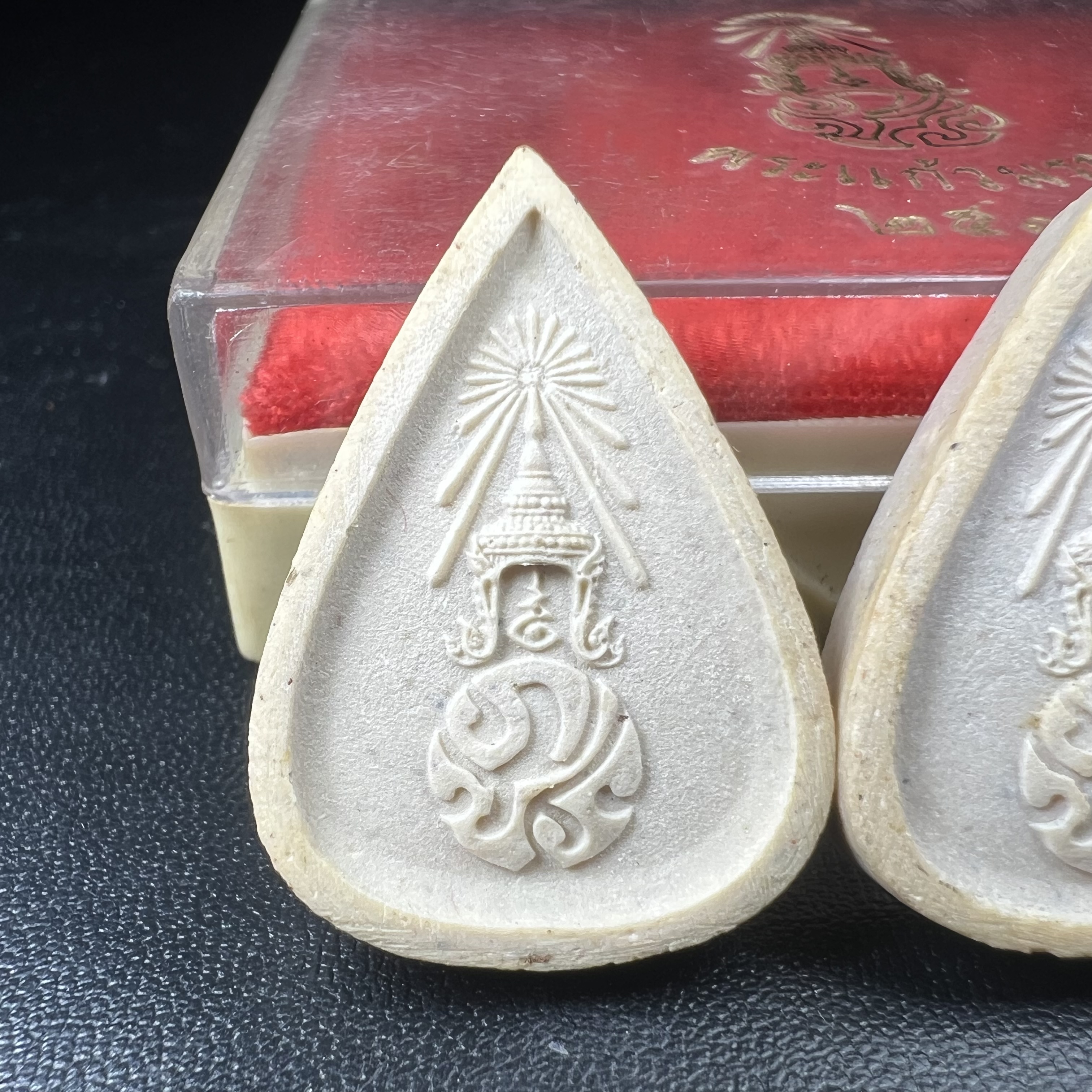 พระแก้วมรกต หลัง ภปร. เนื้อผง ปี2530 พระดี พิธีใหญ่ ประกอบพิธีพุทธาภิเษกพร้อมกับพิธีพระกริ่งปวเรศ ปี2530 วัดบวรนิเวศและวัดพระแก้ว(ครบชุดสามฤดูกล่องเดิมครบ)หายาก