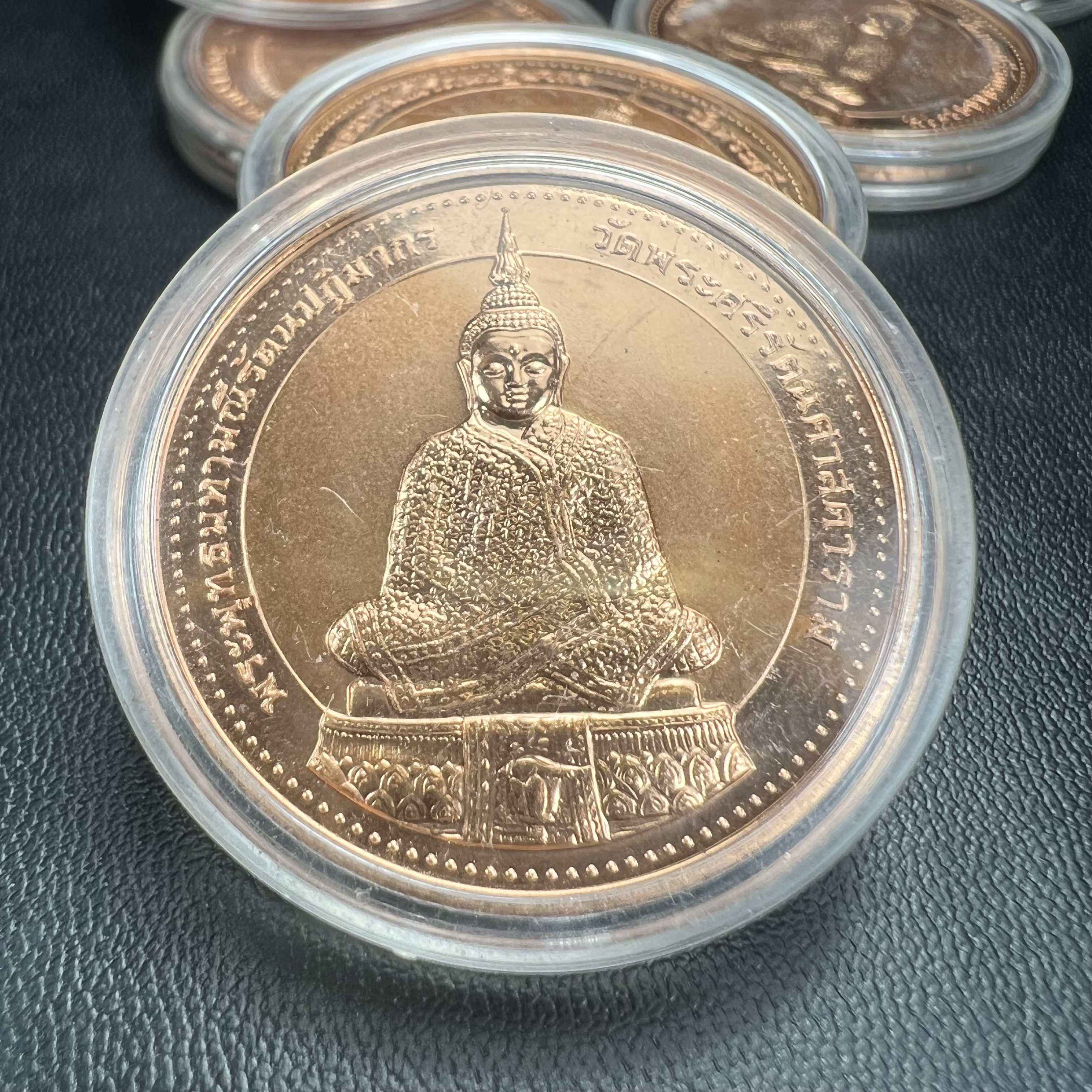 เหรียญพระแก้วมรกต ทรงเครื่องฤดูหนาว หลัง สธ.รุ่นเฉลิมพระเกียรติ ออกโดยมูลนิธิวิทยาเขตสิรินธรราชวิทยาลัย ในพระบรมราชูปถัมภ์ วัดบวรนิเวศวิหาร ปี 2538 เนื้อทองแดงบริสุทธิ์ 99.50% ขัดเงาสามมิติ ขนาด 3.2 ซม.ผลิตโดยโรงกษาปณ์ POB JOY MINT LTD.UK ประเทศอังกฤษ(เหร