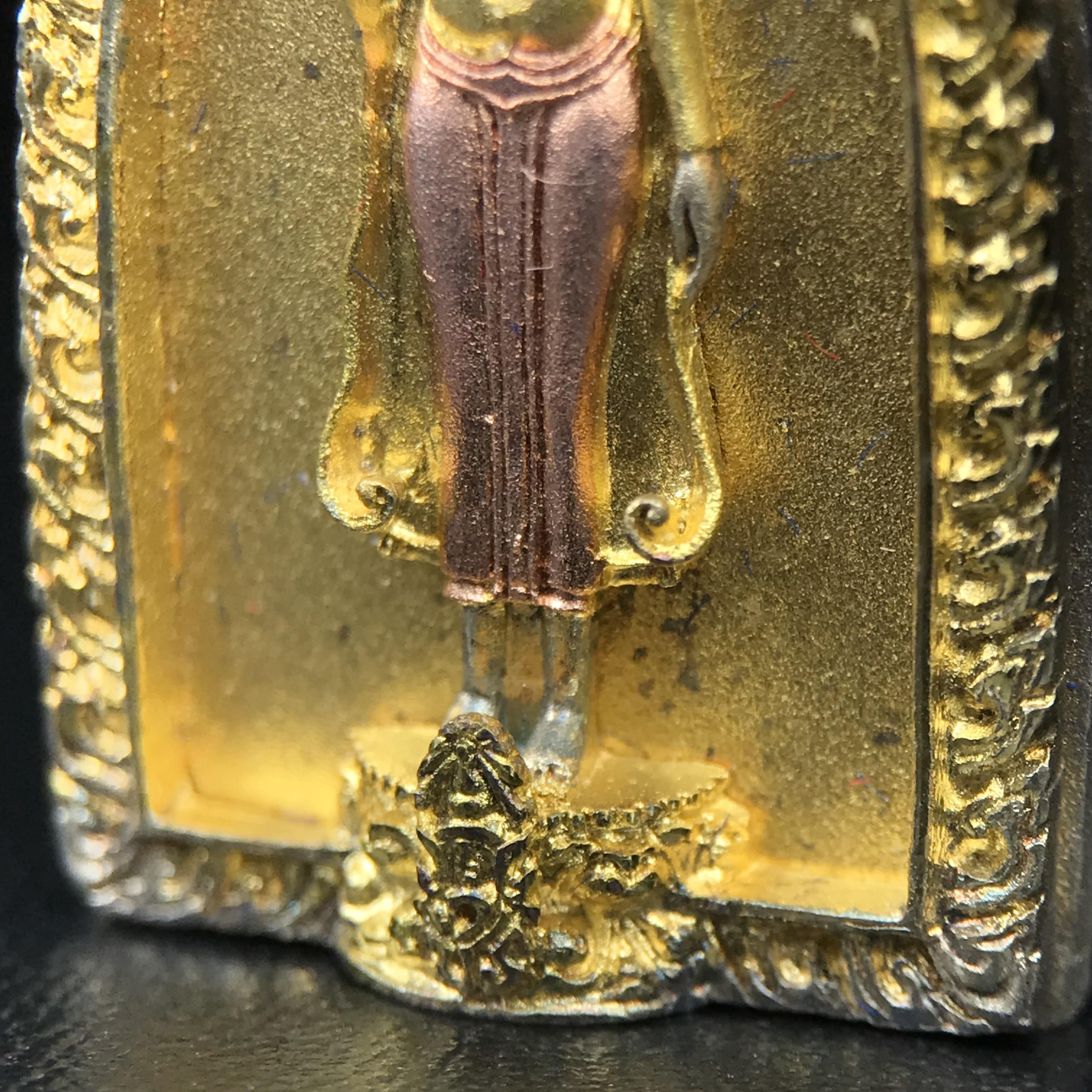 พระพุทธกาญจนพรสยามภูมิ ภปร. ปี 2539 เนื้อเงินสามกษัตริย์พื้นทรายเงา(ผิวเดิมสวย) พิมพ์ทรงใบขนุน ขนาด3.2ซม. พระพุทธรูปประจำพระชนมวาร รัชกาลที่9 ทรงโปรดเกล้าให้วิทยาลัยป้องกันราชอาณาจักร(วปอ.)สร้างในวโรกาสทรงครองสิริราชสมบัติครบ50ปี พ.ศ.2539(1ใน5000องค์)