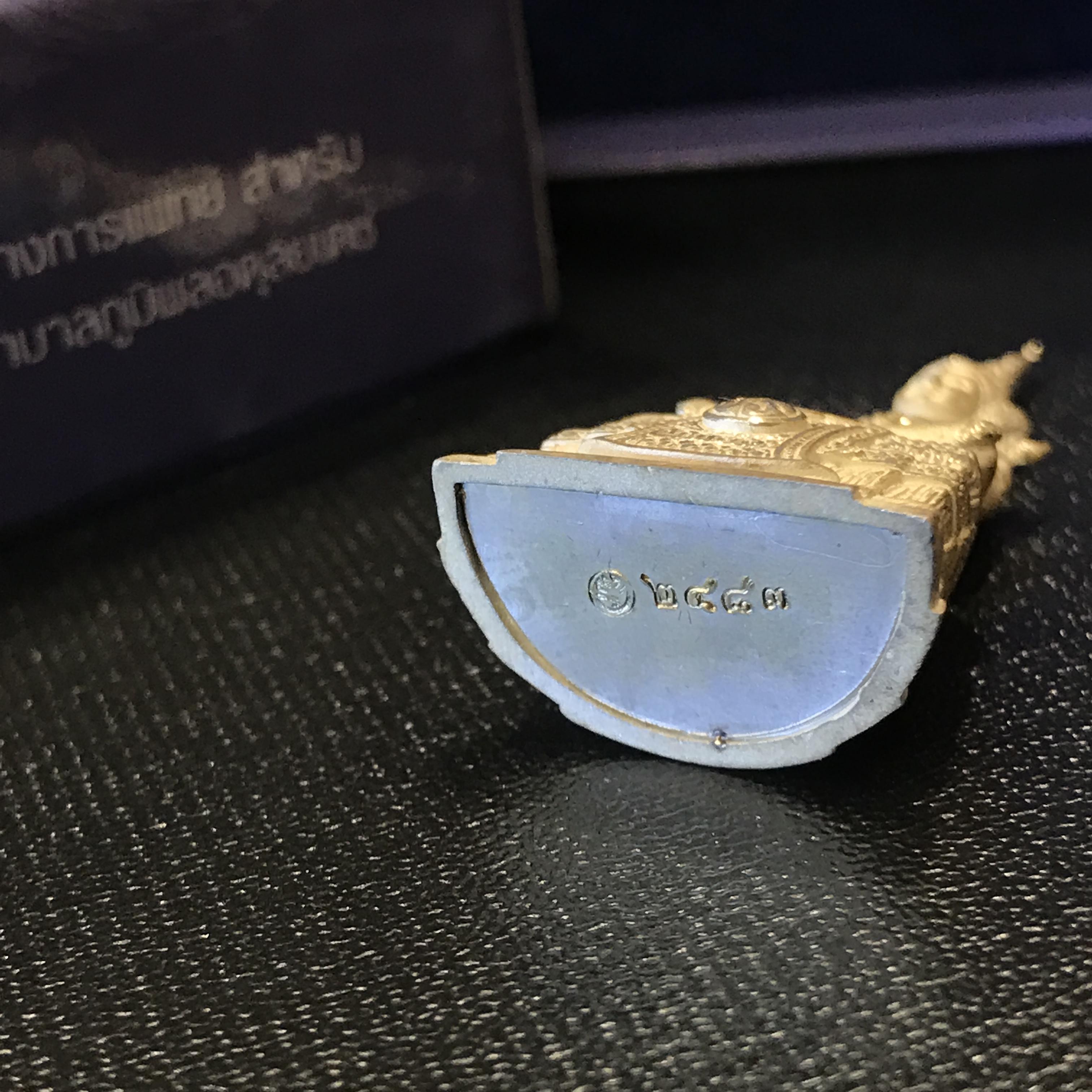 พระพุทธมหามณีรัตนปฏิมากร จำลอง (พระแก้วมรกต) ขนาดลอยองค์หน้าตัก 1/2 นิ้ว ตราสัญลักษณ์ ภ.ป.ร. ปี2547 เนื้อเงิน