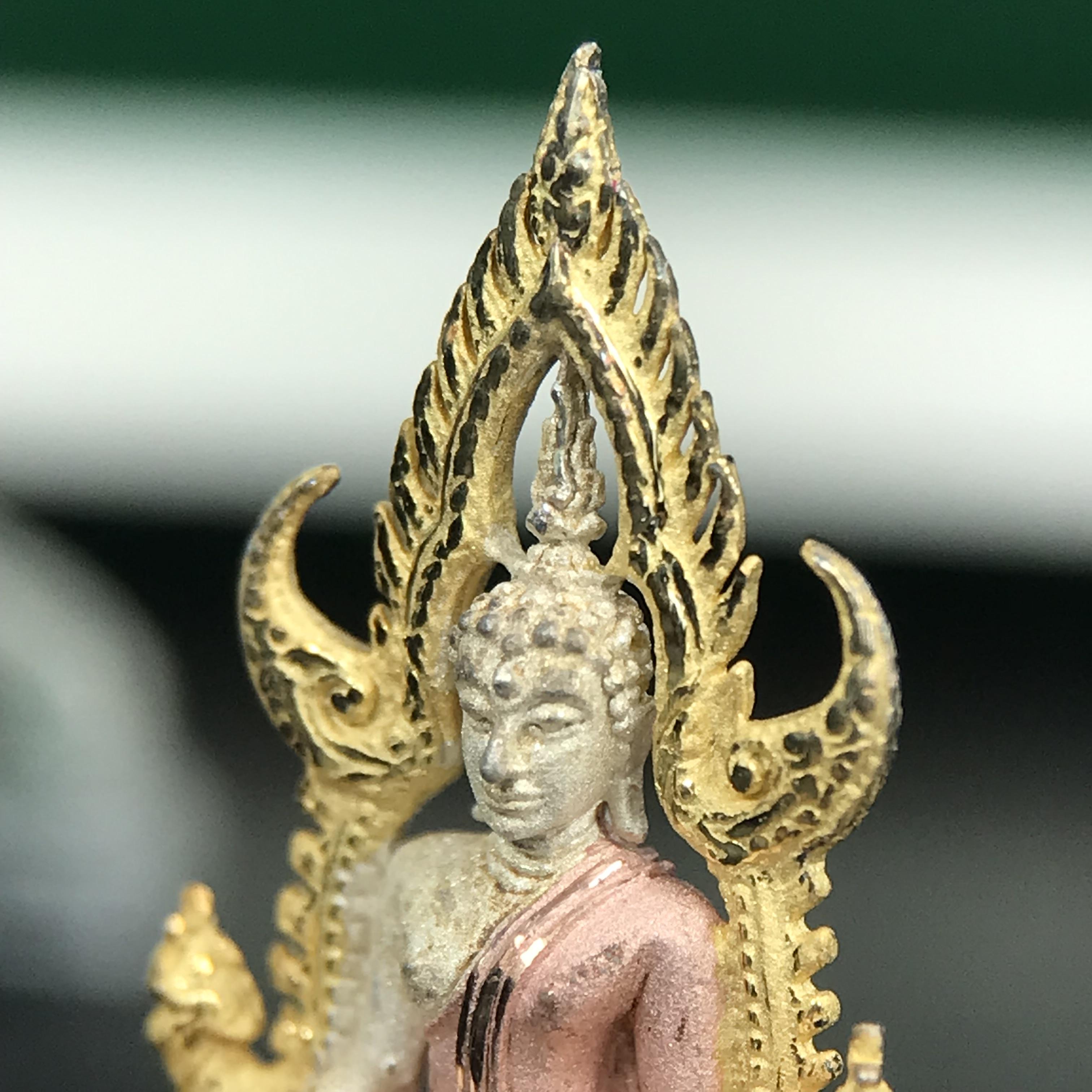 พระพุทธชินราช ภปร. ในวโรกาสพระราชพิธีมหามงคล เฉลิมพระชนมายุ6รอบ 5ธันวาคม2542 มูลนิธิพิทักษ์ดวงตาประชาชน จัดสร้าง เนื้อเงินบริสุทธิ์ 99.9% แบบสามกษัตริย์ขัดเงาบางส่วน พิมพ์กลาง ขนาดสูง 2.4 ซม. พร้อมกล่องบรรจุเดิม