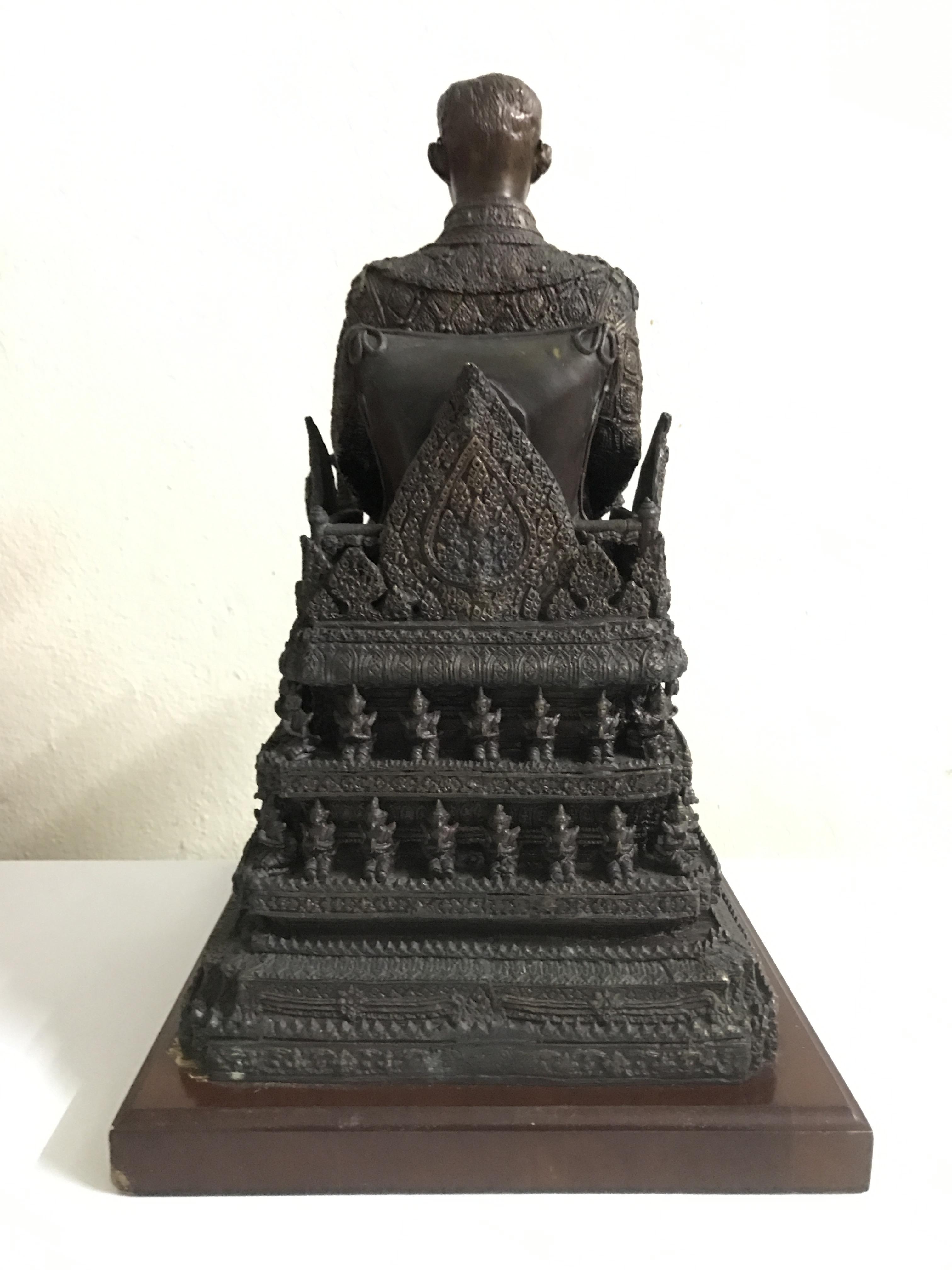 พระบรมรูปพระบาทสมเด็จพระเจ้าอยู่หัวรัชกาลที่9(นั่งบัลลังก์) กระทรวงมหาดไทยจัดสร้าง ปี2539