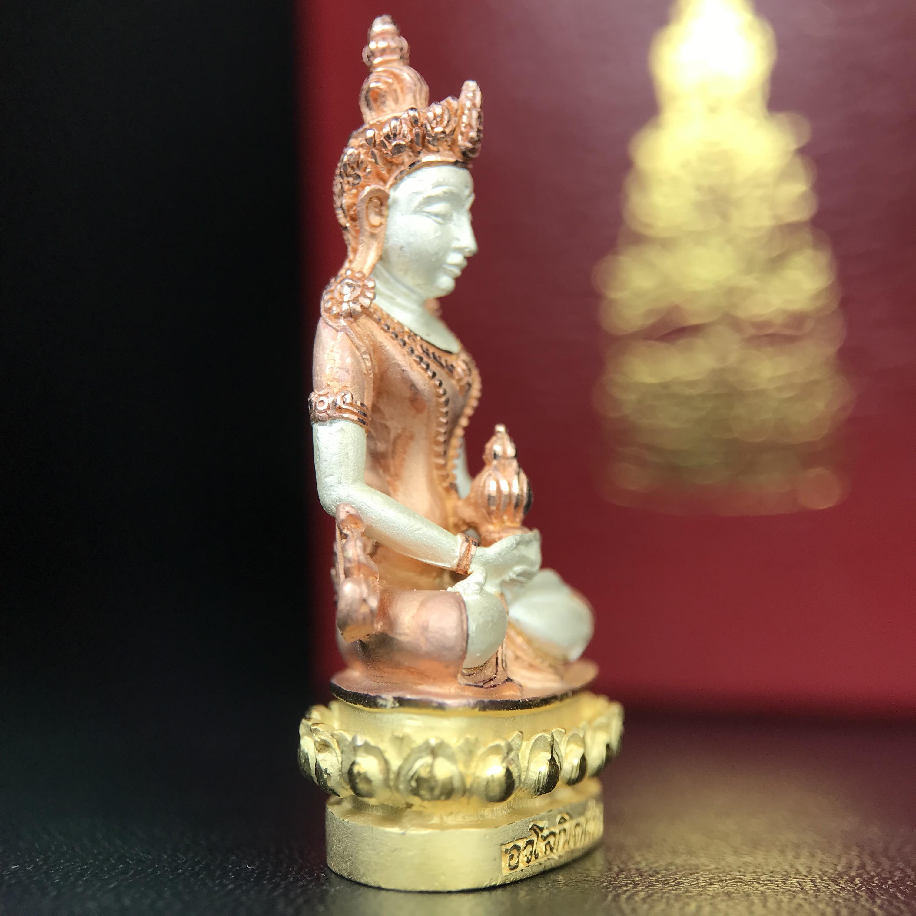 พระกริ่งอวโลกิเตศวร ( เจ้าแม่กวนอิม ) วัดโพธิ์แมนคุณาราม รุ่นอุดมโภคทรัพย์ พ.ศ.2539 เนื้อเงิน 3 กษัตริย์ ผิวสวยเดิมพร้อมกล่องบรรจุเดิม (อีกหนึ่งรุ่นยอดนิยม พุทธศิลป์สวยงดงาม)