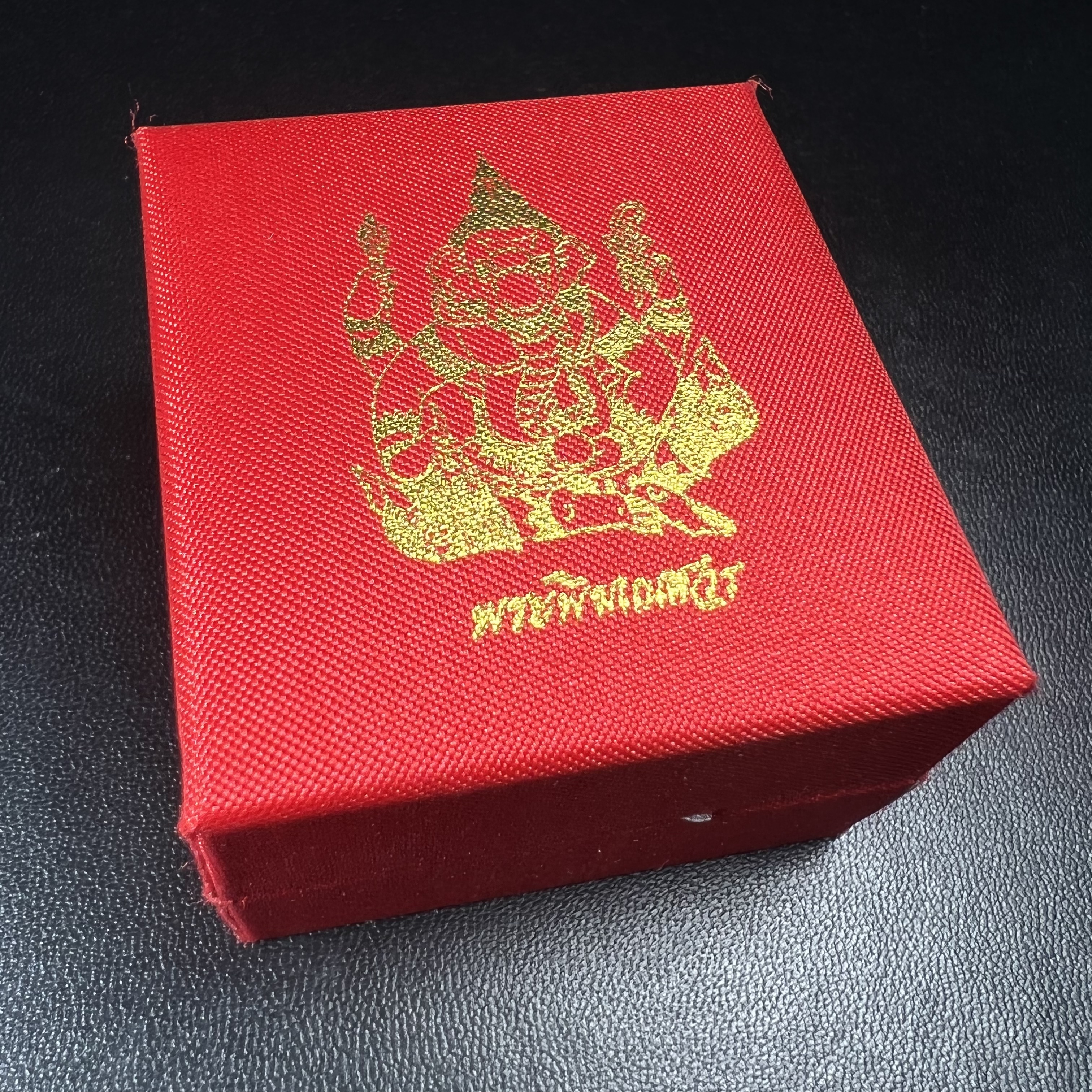 พระพิฆเณศวร วัดบวรนิเวศวิหาร ปี 2542 เนื้อเงินสามกษัตริย์พ่นทรายขัดเงาบางส่วน(ฝังพลอย1เม็ด)(ขนาด 2* 1.4 ซม.) สภาพสวยซีนซองเดิมพร้อมกล่องบรรจุเดิม ตอกโค๊ดหมายเลขกำกับ(ผิวเดิมขึ้นสีรุ้งธรรมชาติ สวย)(คัดสภาพสวยเดิม พิธีใหญ่ พุทธศิลป์งดงาม)