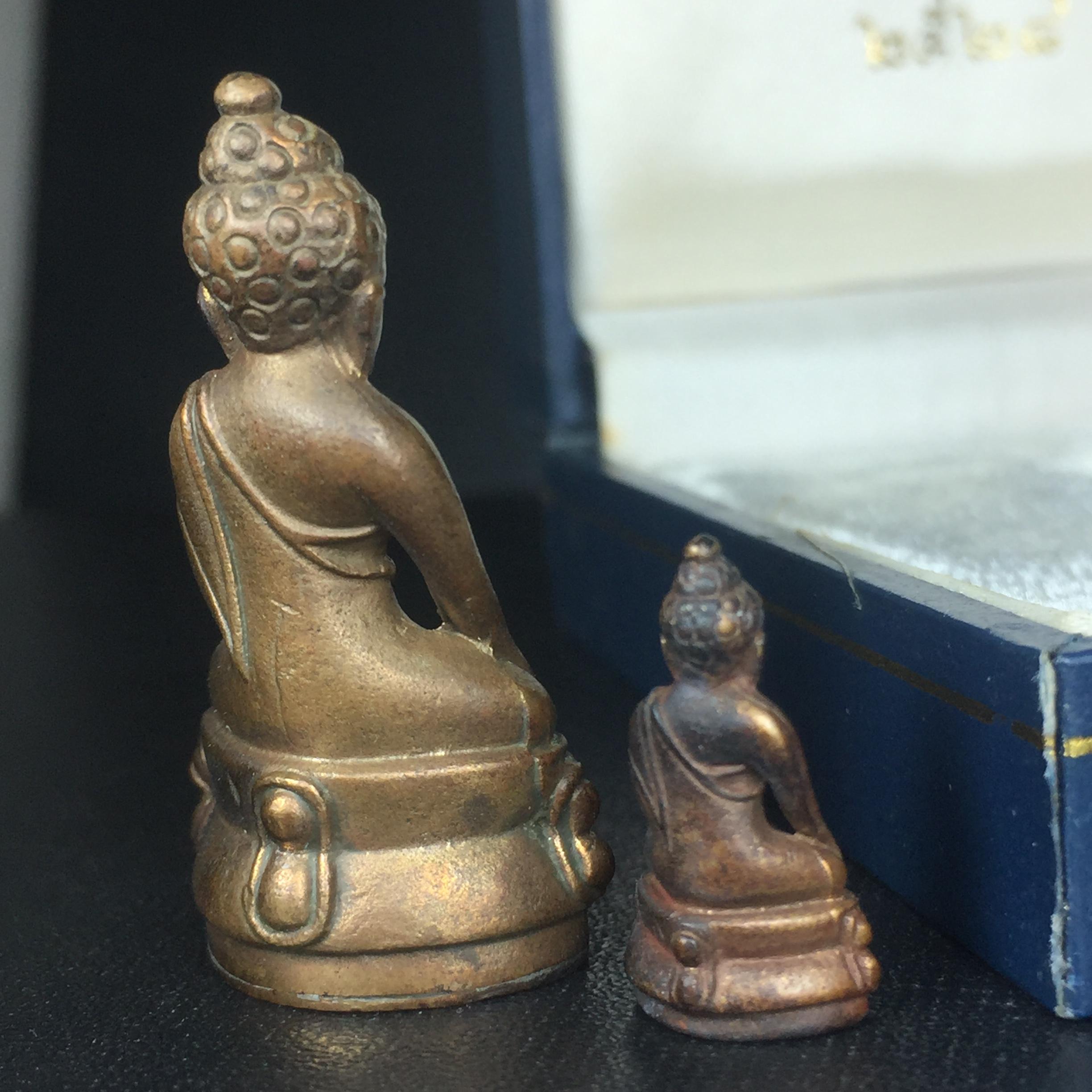 พระกริ่ง-พระชัยวัฒน์ รุ่นศิริสมบัติ อายุสมมงคล 72ปี สมเด็จพระญาณสังวร วัดบวรนิเวศวิหาร ปี 2528 เนื้อสัมฤทธิ์โลหะผสม(ตอกโค๊ด) (สุดยอดชนวนมาลสารรุ่นยอดนิยมที่นำมาจัดสร้าง)พร้อมกล่องบรรจุเดิมครบ รุ่นนี้สร้างน้อย หายาก สภาพสวยมาก