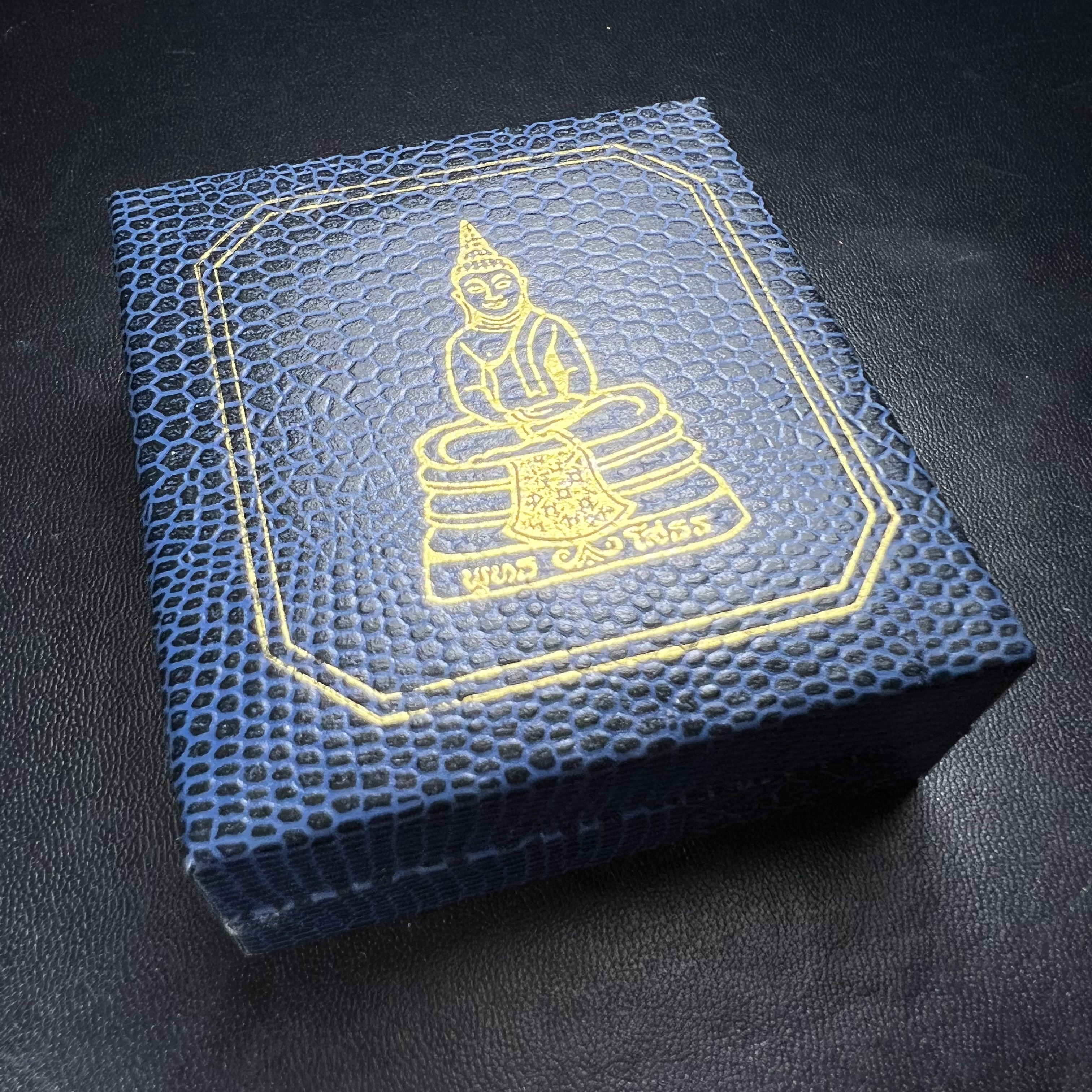 พระพุทธโสธร(หลวงพ่อโสธร) รุ่นสร้างอุโบสถ พิธีมหาพุทธาภิเษก ณ พระอุโบสถวัดโสธรวรารามวรวิหาร ปี 2539 เนื้อเงินทรายนวลขัดเงาบางส่วน พิมพ์แปดเหลี่ยม(หายากสร้างน้อย)กล่องบรรจุเดิมครบสมบูรณ์สวยงดงาม(เนื้อเงินผิวเดิมรุ้งสวยสวย องค์หมายเลขสวย ๗๔๔๕)