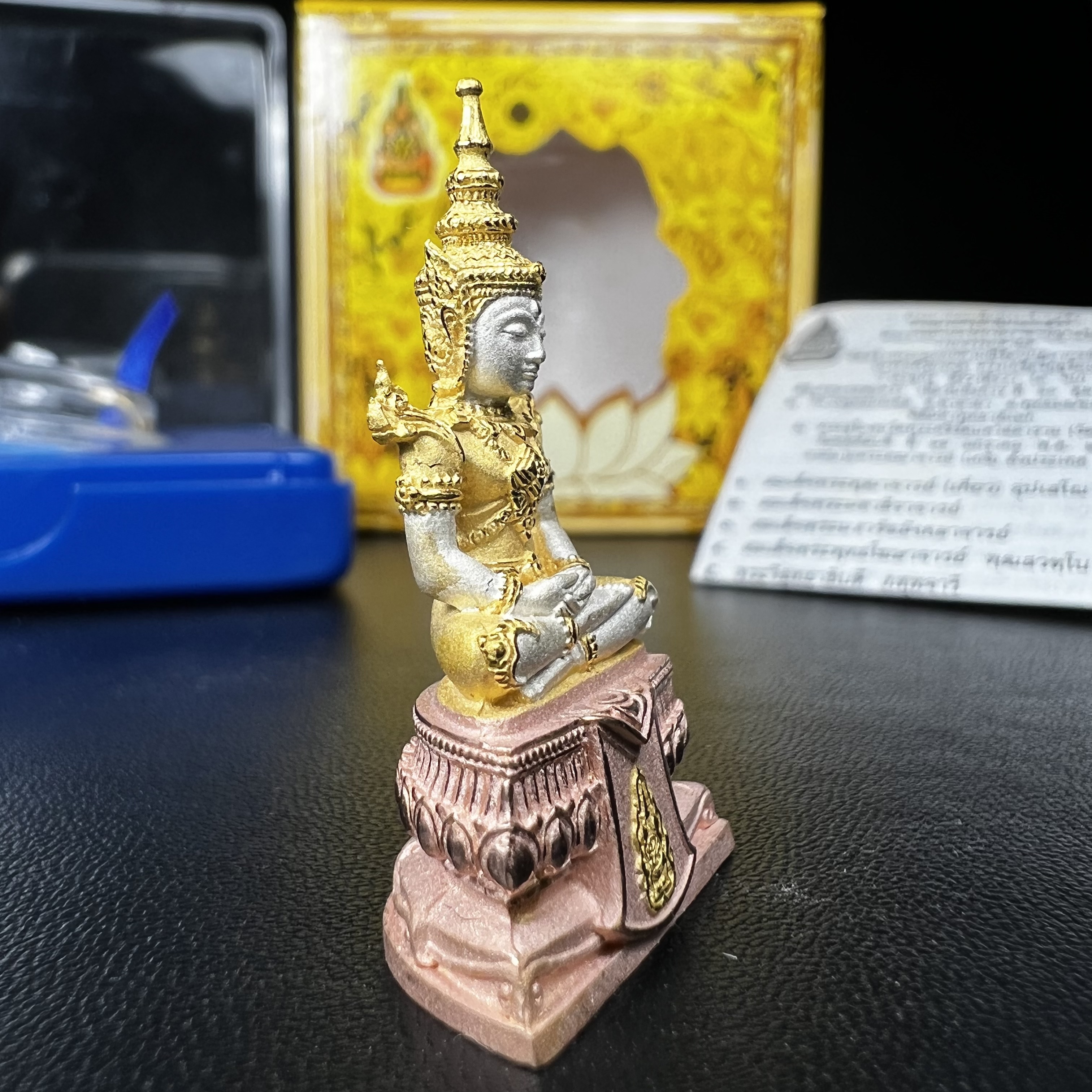 พระแก้วมรกต(จำลอง)ลอยองค์ ขนาดหน้าตัก 1/2 นิ้ว ทรงเครื่องฤดูร้อน เนื้อเงินสามกษัตริย์ ตราสัญลักษณ์ฉลองสิริราชสมบัติ ครบ 60 ปี พ.ศ.2549(สภาพสวย ครบ สมบูรณ์)