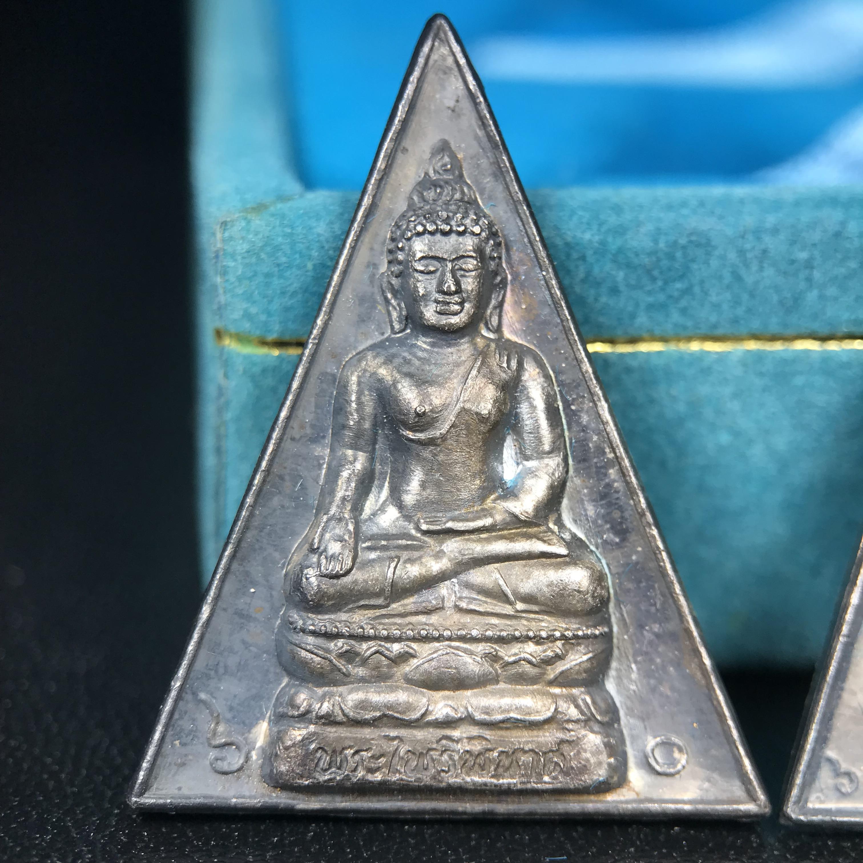 พระไพรีพินาศ สก. ปี 2535พิธีมหาพุทธาภิเษก ณ วัดบวรนิเวศวิหาร เฉลิมพระเกียรติ สมเด็จพระนางเจ้าสิริกิติ์ พระบรมราชินีนาถ พระบรมราชชนนีพันปีหลวง 5 รอบ 60 พรรษา12 สิงหาคม 2535 ชุดพิเศษ 5 รายการ ครบชุดพร้อมกล่องบรรจุเดิม