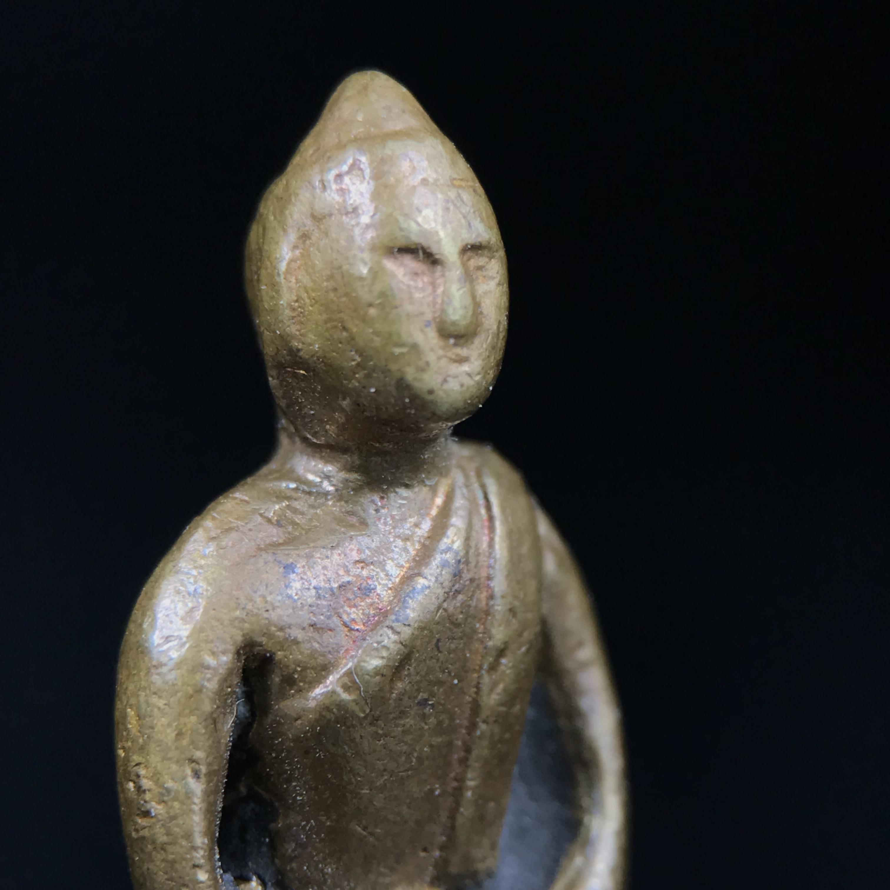 พระกริ่งฝีพระหัตถ์สมเด็จย่า ขนาดห้อยบูชาขนาดเล็ก จัดสร้างขึ้นเนื่องในวาระครบ 6 รอบ เมื่อวันที่21 ตุลาคม พ.ศ.2515(ในหลวงรัชกาลที่ 9 เสด็จพระราชดำเนินทรงเททอง)ปลุกเสกยิ่งใหญ่ เกจิ 108 รูป ร่วมปลุกเสก คัดสภาพสวยแบบนี้พบเจอน้อยมาก หมายเลขต้นๆหลักร้อย หายากมาก