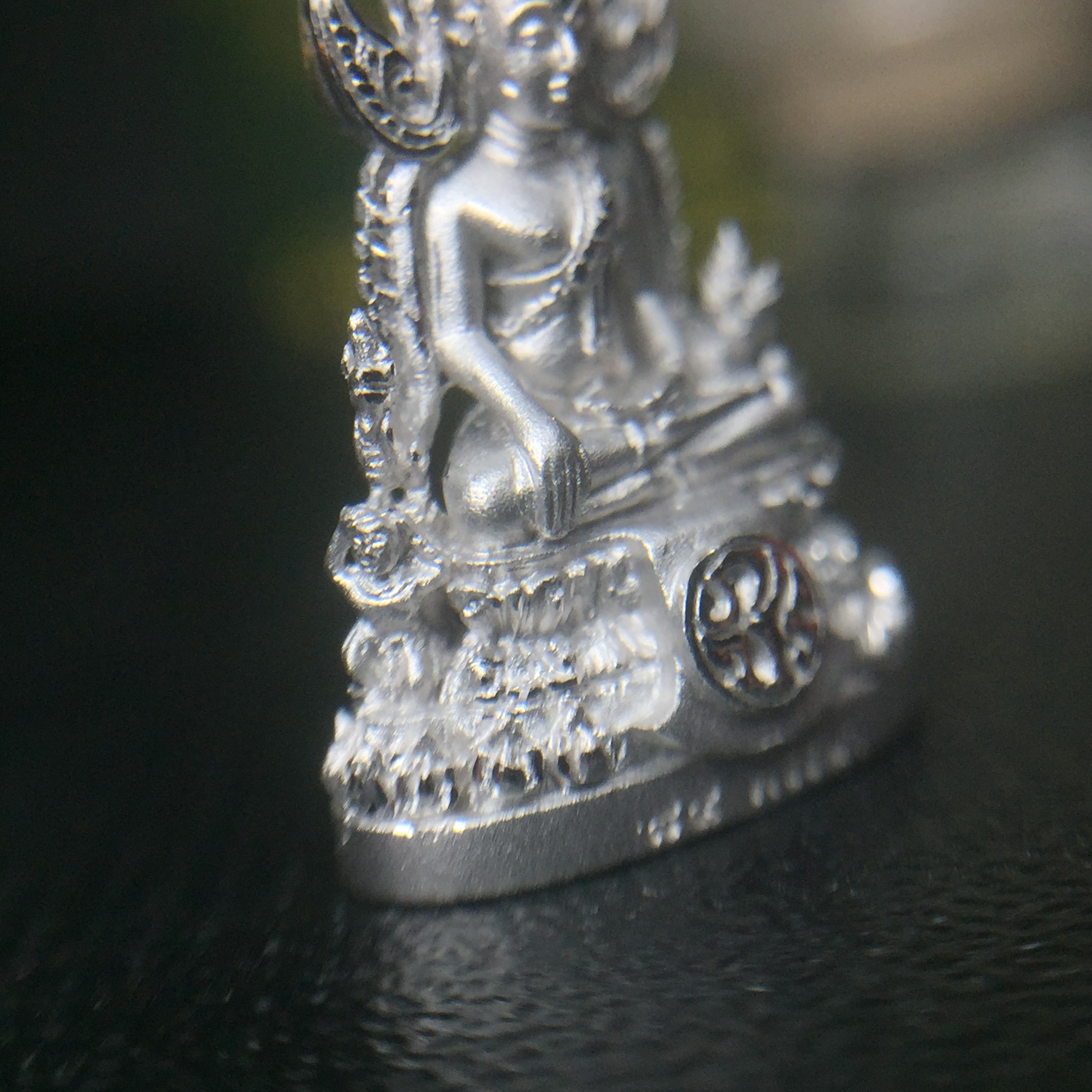 พระพุทธชินราช(จำลอง) ภปร. 84 พรรษา เนื้อเงินชุบทองคำขาว พิมพ์เล็กขนาดหน้าตัก 1/4 นิ้ว (สภาพสวยเดิม))(พระราชทานมวลสาร จิตรลดาและเส้นพระเจ้า(เส้นผม))