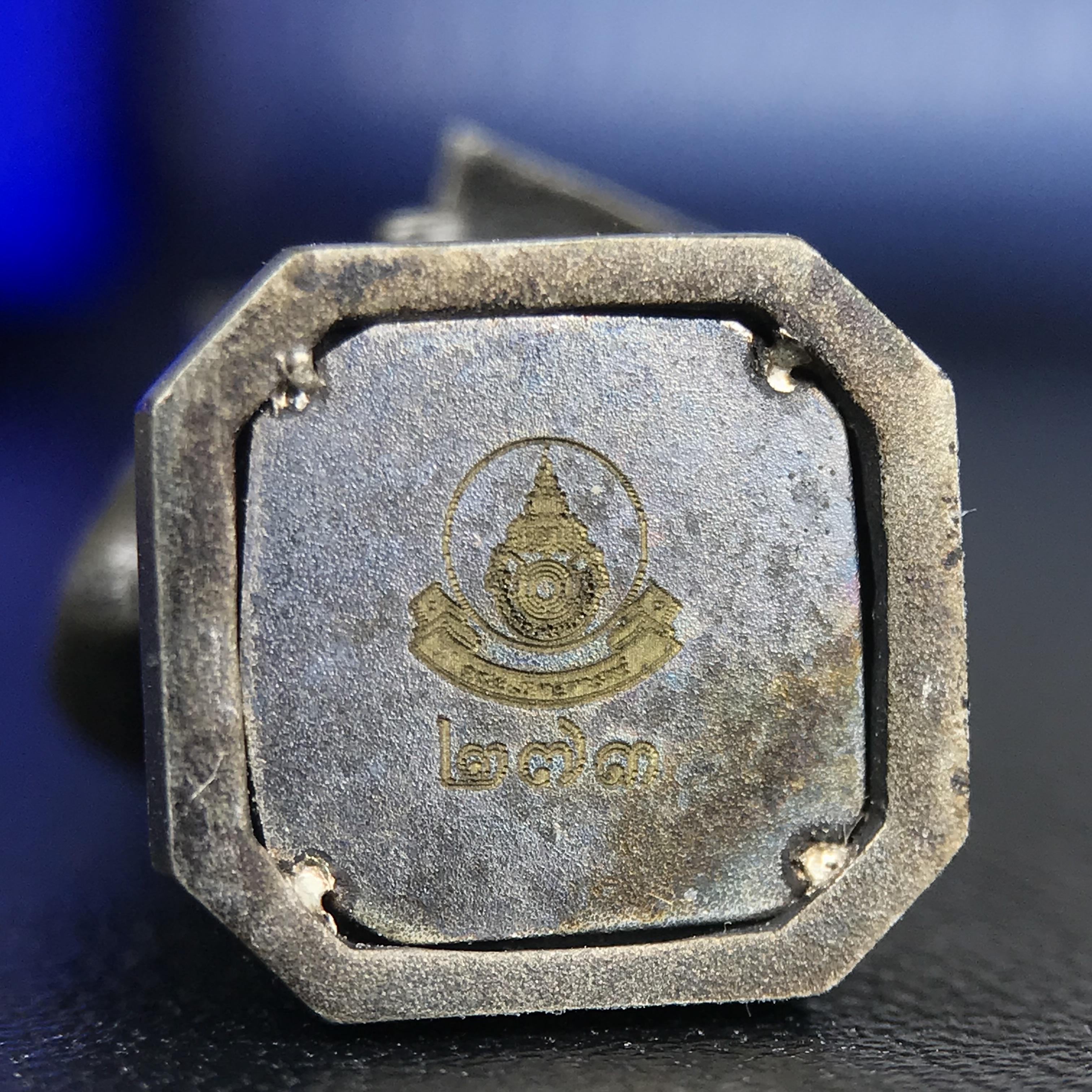 พระบรมรูปพระบาทสมเด็จพระเจ้าอยู่หัวรัชกาลที่ 9(ทรงงาน) ภปร. รุ่นเพราะแผ่นดินนี้คือแผ่นดินเกิด ปี 2551 ขนาดสูง 1 นิ้ว เนื้อบรอนซ์ชุบเงินรมดำ(ด้านหน้า ฐานพระบรมรูปฯ ประดิษฐานอักษรพระปรมาภิไธย ภ.ป.ร.)นิยมหายาก***รุ่นตรา ภปร. พบเจอน้อยมาก****