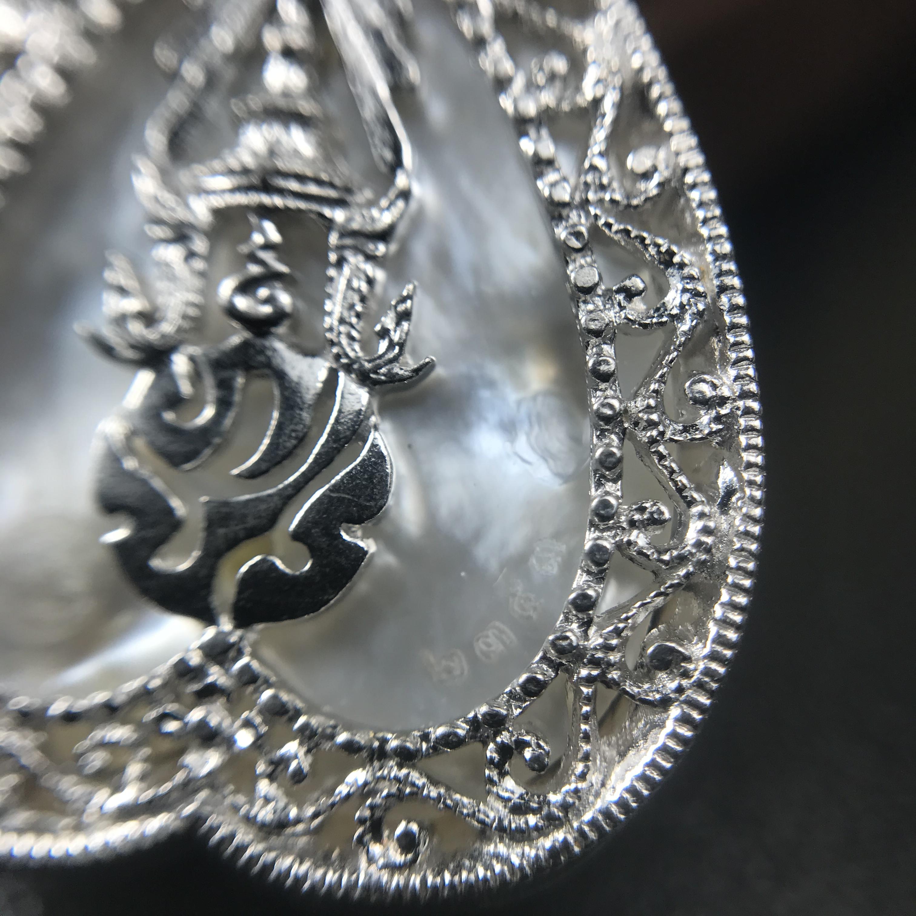 พระพุทธชินราช ภปร. โครงการ "เพราะแผ่นดินนี้ คือ แผ่นดินเกิด" ปี2548(รุ่นแรก) เหรียญทรงใบโพธิ์ ขนาด 21 x 29 มม. เนื้อเงินสามกษัตริย์ องค์พระชุบสามกษัตริย์ ล้อมด้วยกรอบเงินชุบทองคำขาวสลักเสลาเป็นลวดลายละเอียดอ่อน ส่วนพื้นองค์พระเป็นเปลือกหอยมุข