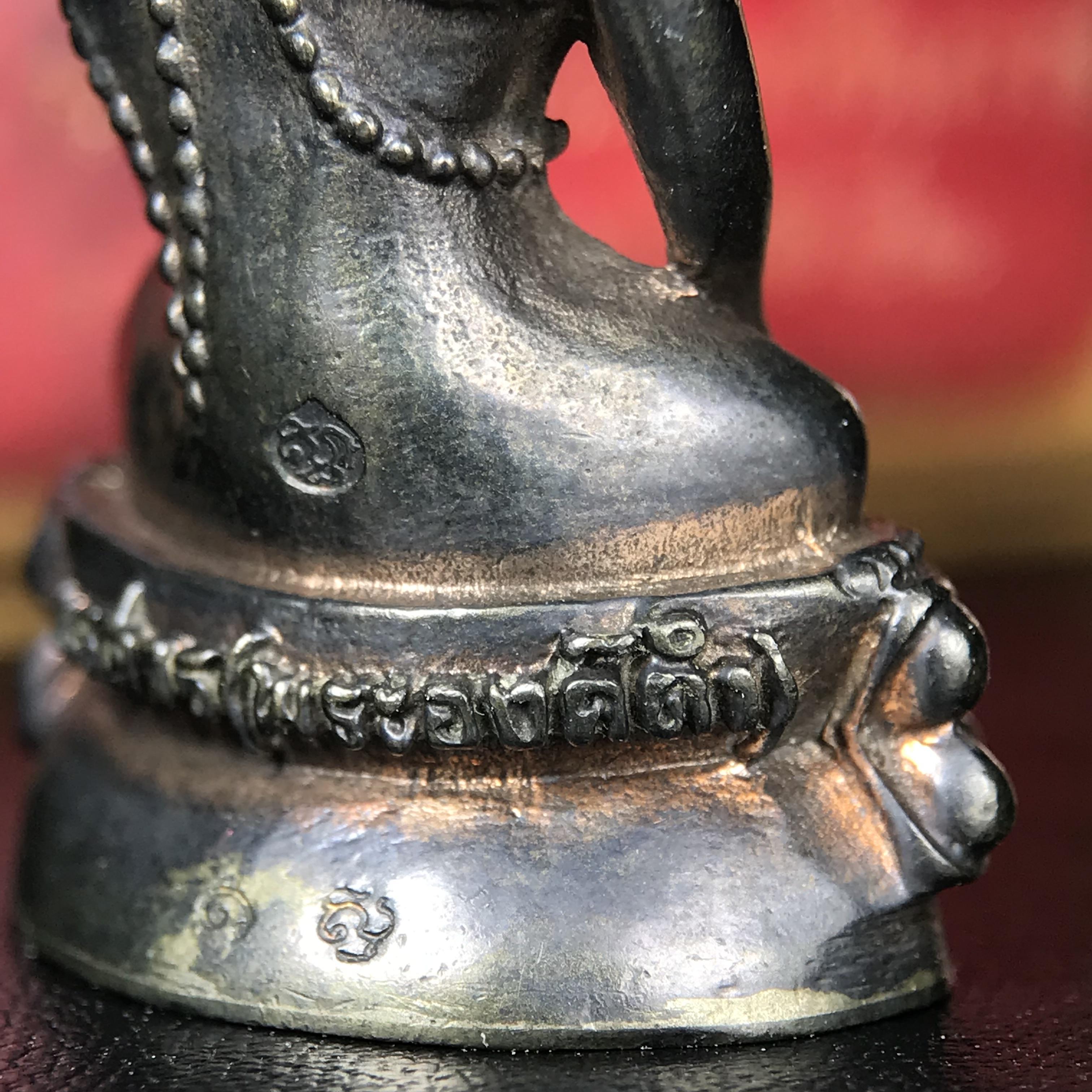 พระกริ่งนเรศวรพระองค์ดำ + พระชัยวัฒน์พระองค์ดำ อนุสรณ์ 100 ปี พิษณุโลกพิทยาคม (โรงเรียนชาย) พิธีจักรพรรดิมหาพุทธาภิเษก ปี 2542 เนื้อนวโลหะ(เต็มสูตรแก่ทองคำ) พิธีใหญ่มวลสารดีเกจิอาจารย์ยอดนิยมร่วมปลุกเสก*** ตอกโค้ดและหมายเลข*** 1 ใน 4999 องค์ ยอดนิยมหายาก