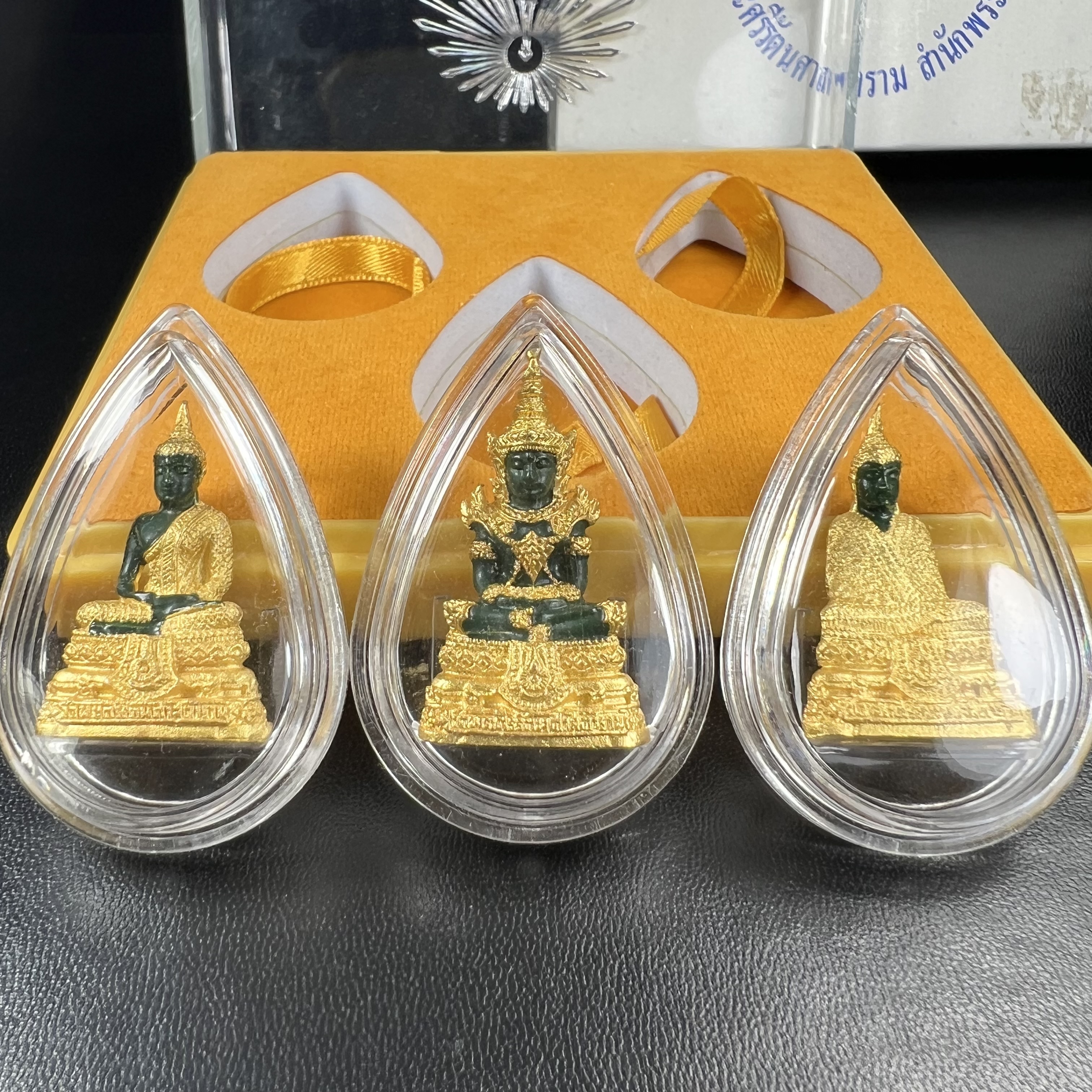 พระพุทธมหามณีรัตนปฏิมากร(พระแก้วมรกต) วัดพระศรีรัตนศาสดาราม สำนักพระราชวัง จัดสร้าง ชุด3 ฤดู ร้อน ฝน หนาว(บรรจุมวลสารใต้ฐาน)