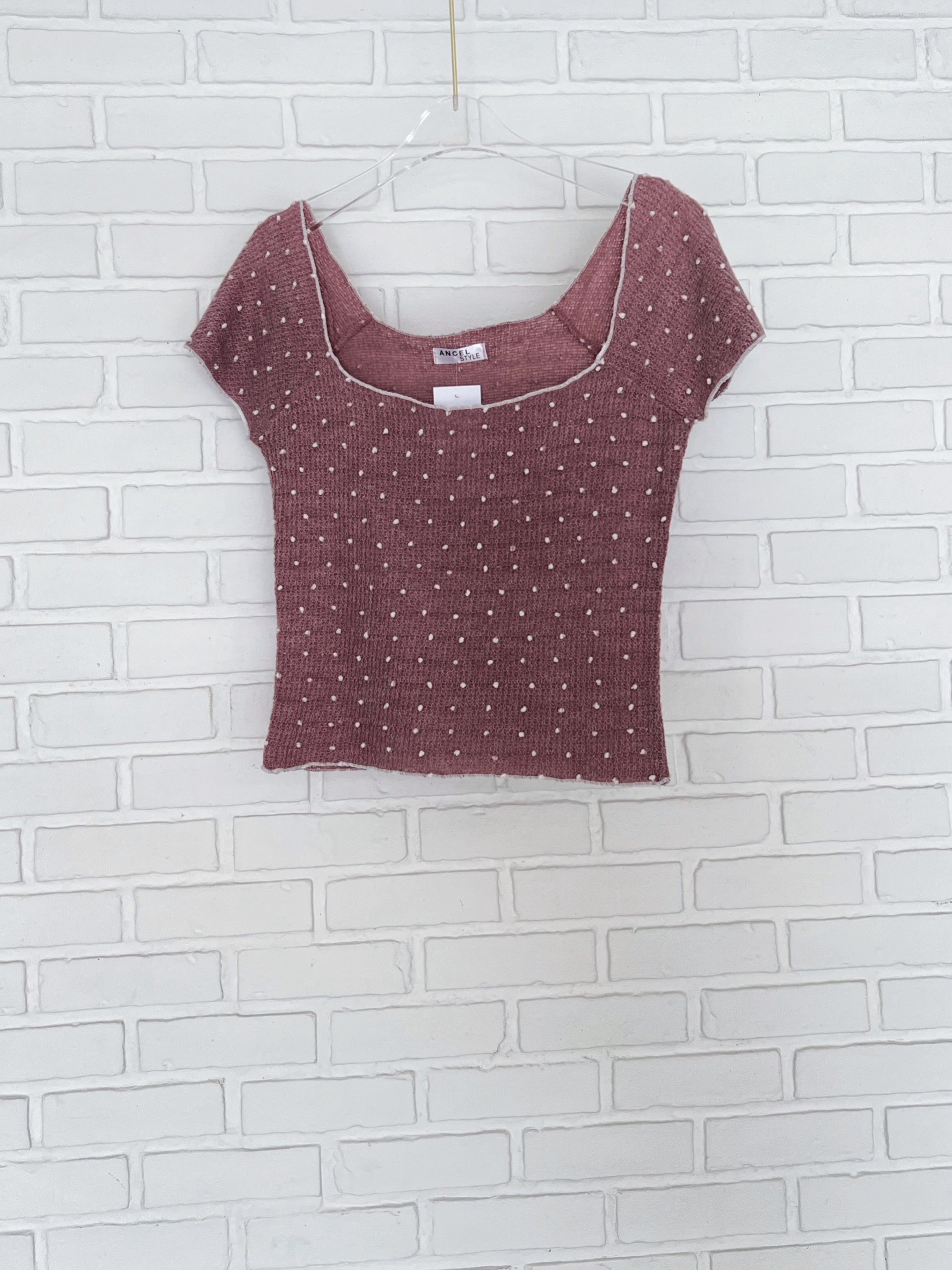 คอเหลี่ยมปุ่มขาว