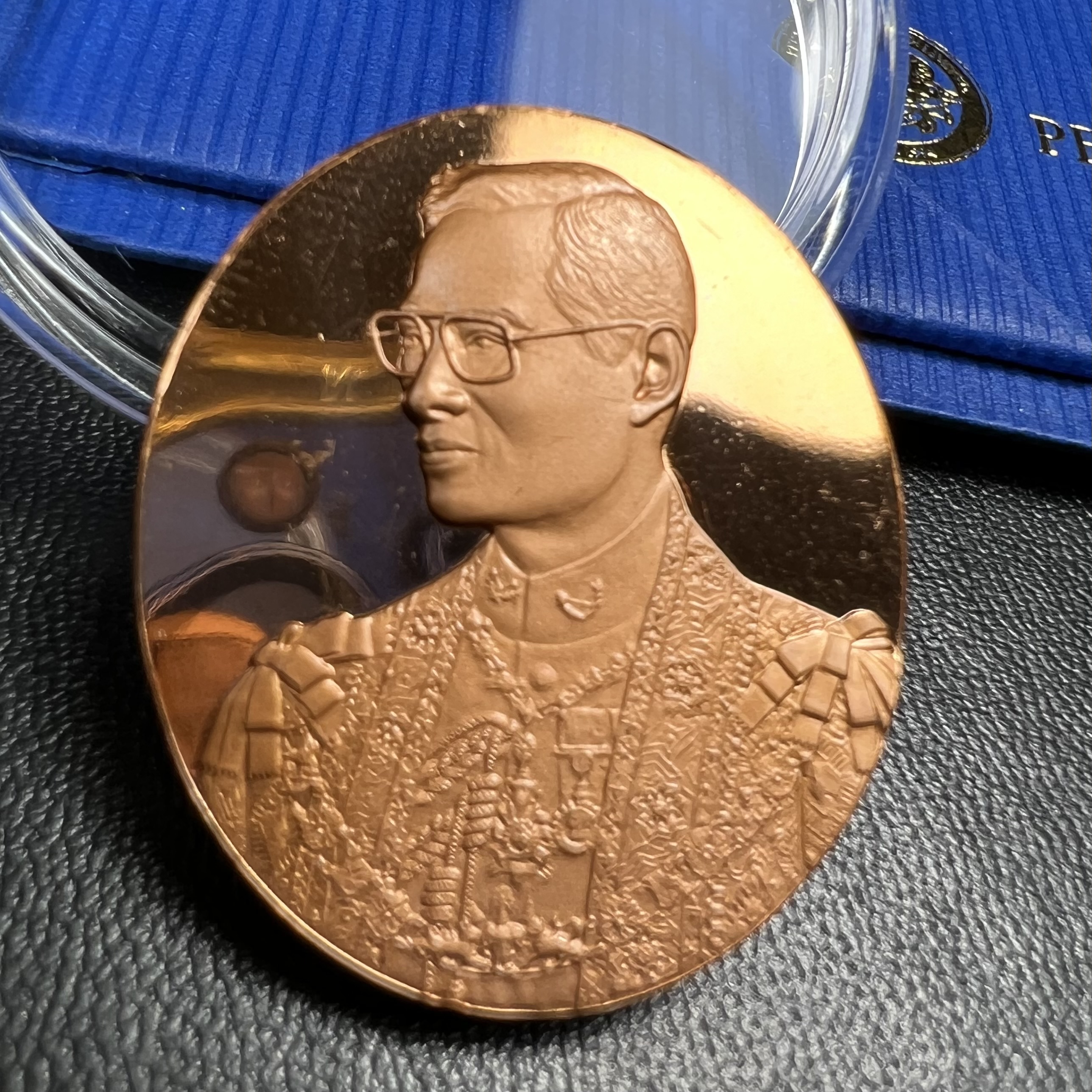 เหรียญ ร.9 เฉลิมพระเกียรติ 72 พรรษา 3 มิติโฮโลแกรม(รุ่นแรก) เนื้อทองแดงขัดเงา(ผลิตจากโรงงานกษาปณ์ฮูกานินทร์ ประเทศสวิสเซอร์แลนด์)(สภาพสวยเดิมพร้อมกล่องบรรจุใบรับรองเดิม)