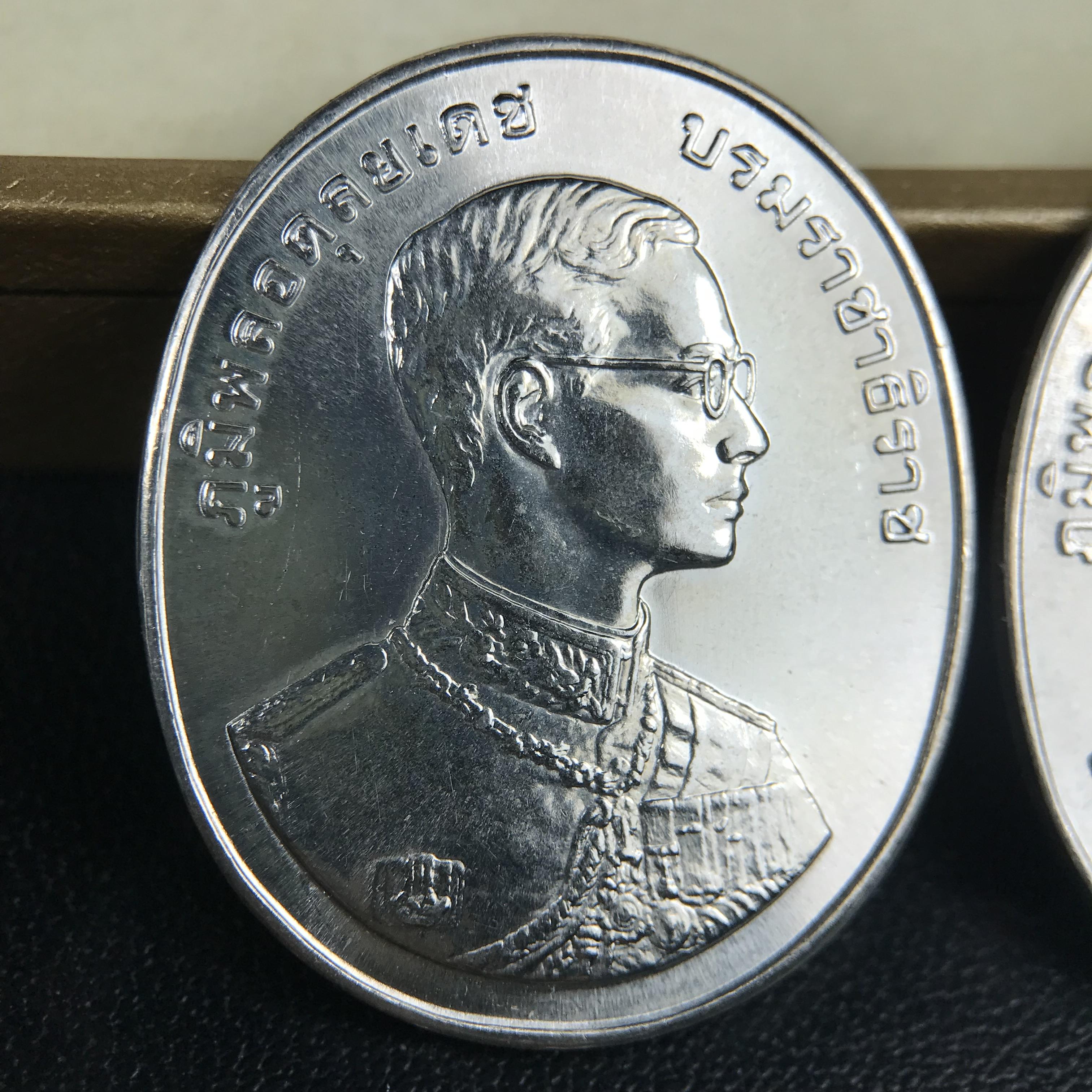 ชุดเหรียญพระพุทธปัญจภาคี ปี 2539 ครบชุด 5 เหรียญ พิมพ์ใหญ่ขนาดสูง 3 ซม. เนื้อเงิน โค๊ต ง.(เงิน) บล็อกกษาปณ์ พร้อมกล่องบรรจุซีนซองเดิมครบสภาพสวย เนื่องในมหามงคลวโรกาสที่ในหลวงรัชกาลที่ 9 ทรงครองสิริราชสมบัติครบ 50ปี พิธีใหญ่ ณ พระอุโบสถวัดพระแก้ว