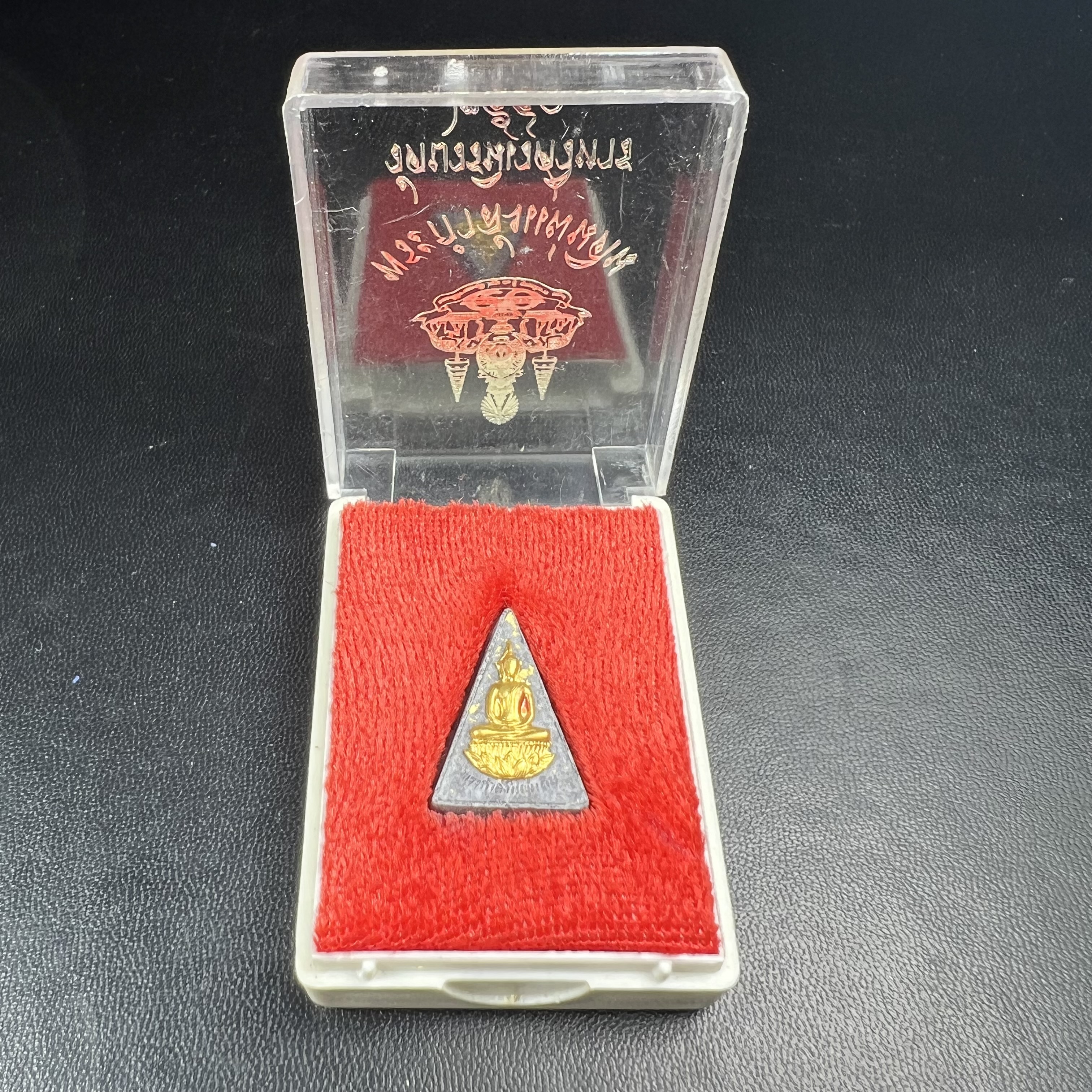 พระกำลังแผ่นดิน พระราชทาน วัดบวรนิเวศวิหาร ปี 2539 พิมพ์เล็กหน้ากากทองคำ (ในหลวง รัชกาลที่ 9 พระราชทานมวลสารจิตรลดา)นิยมหายาก